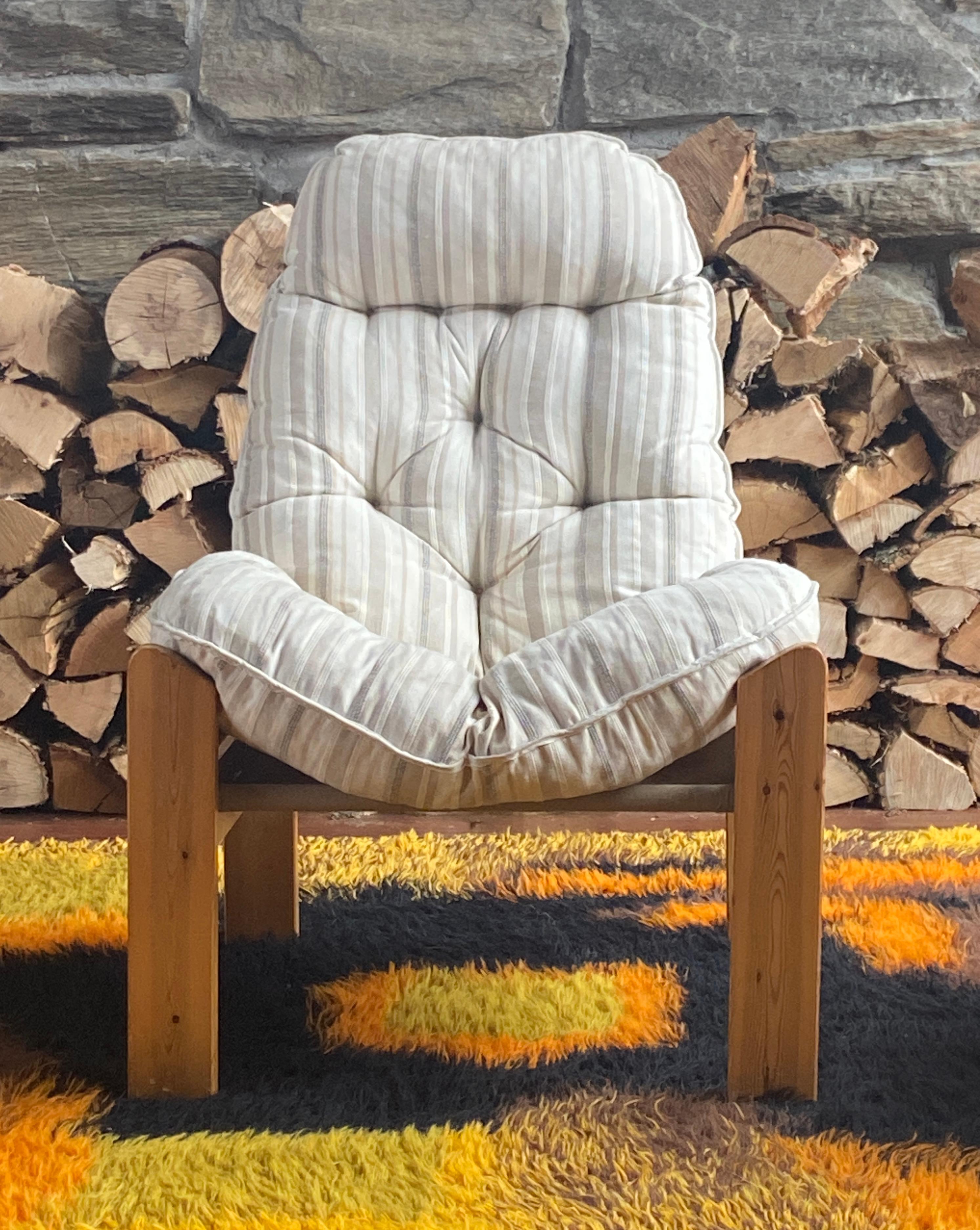 Pair of 1970's Scandinavian brutalist pine lounge chairs with ottoman en vente 2