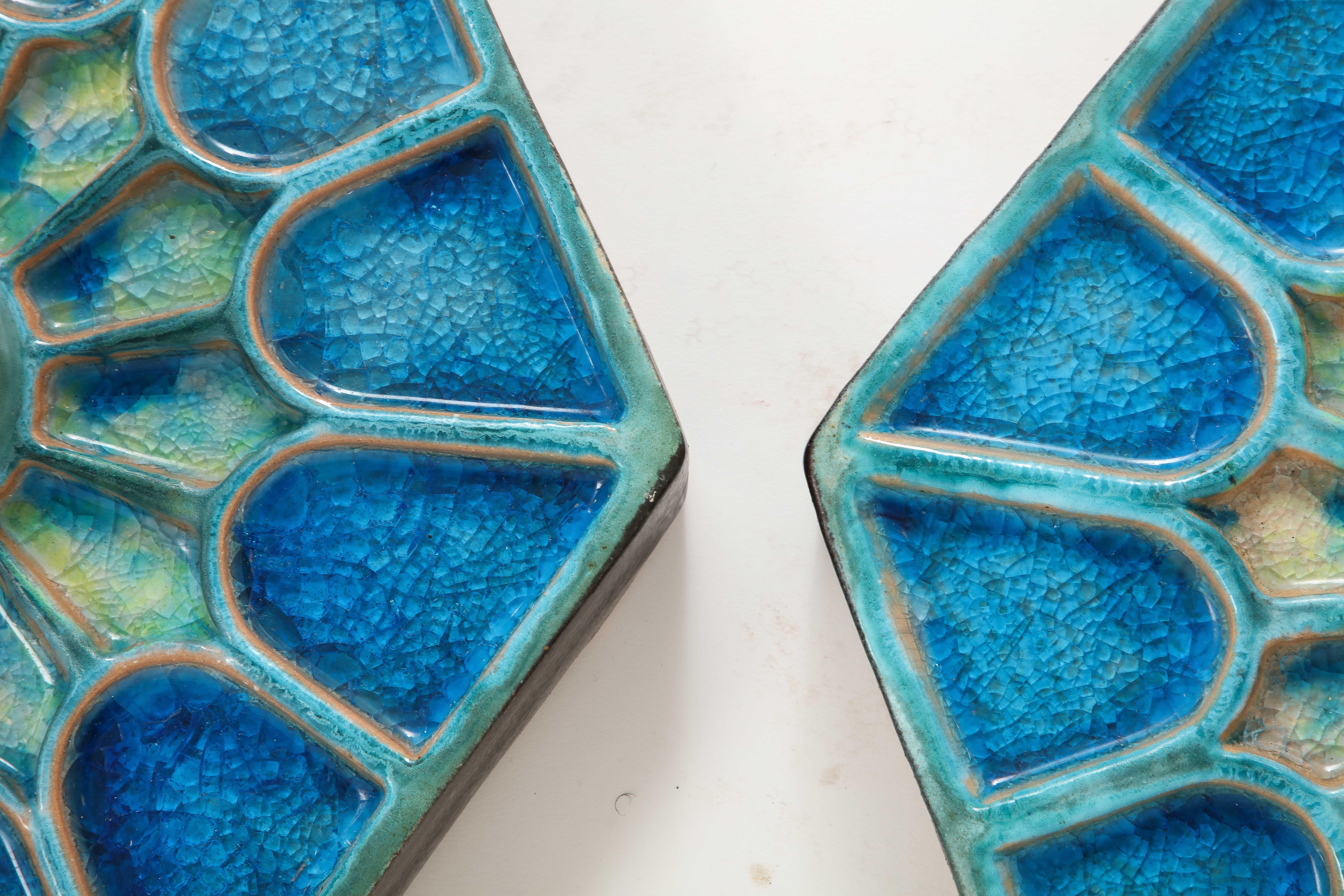 Pareja de apliques escandinavos de cerámica azul hexagonal de los años 70 en venta 5