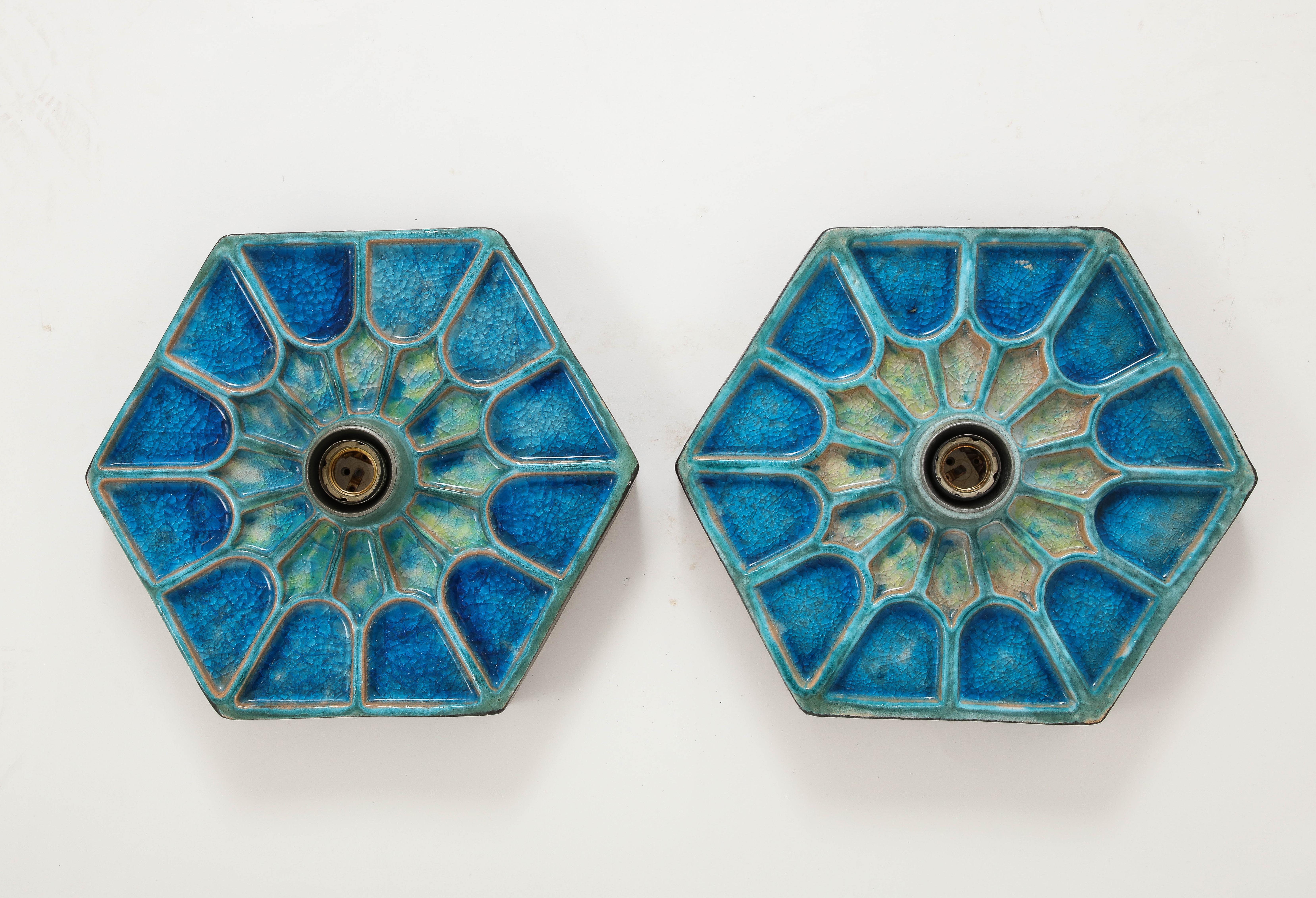 Pareja de apliques escandinavos de cerámica azul hexagonal de los años 70 en venta 7