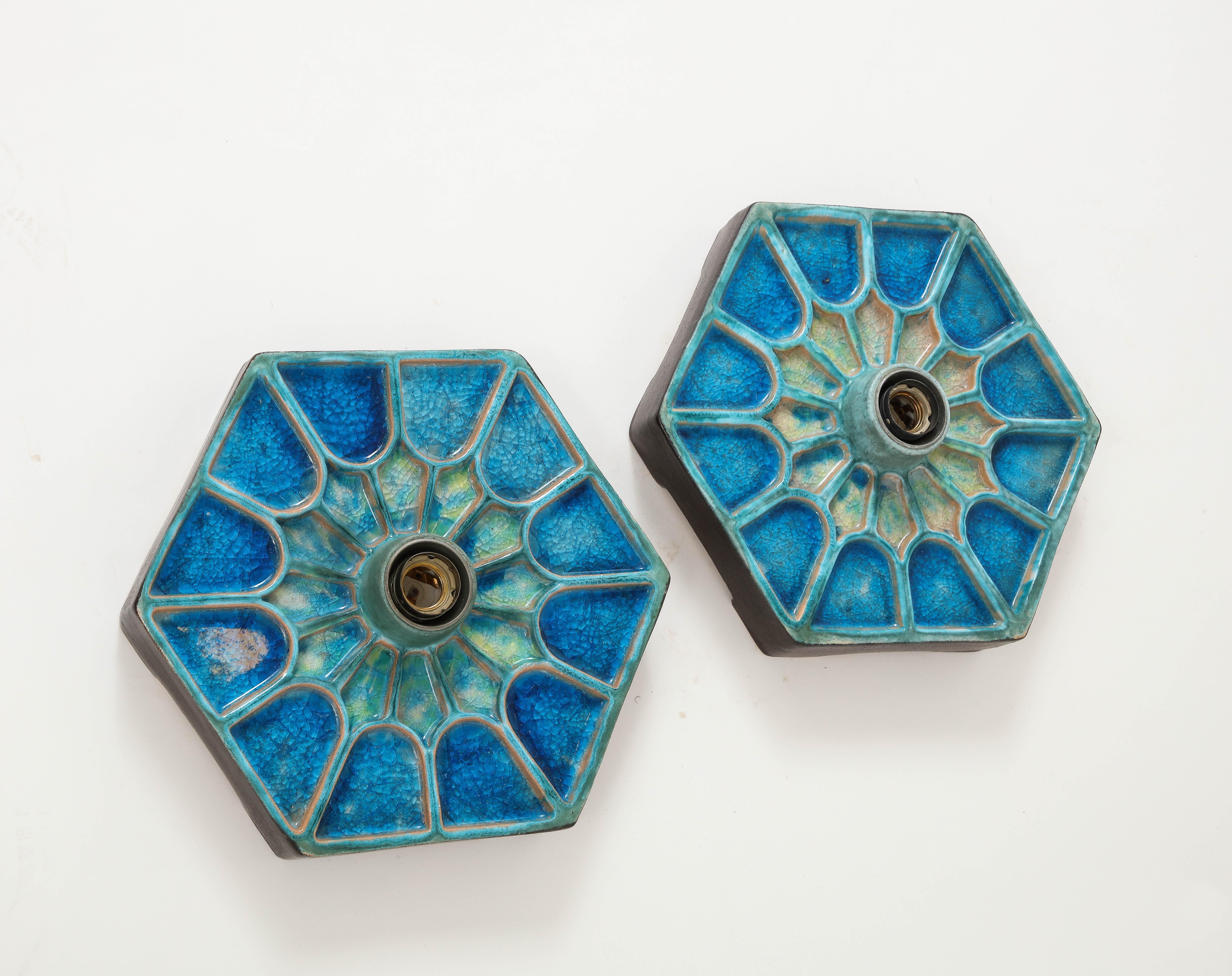Pareja de apliques escandinavos de cerámica azul hexagonal de los años 70 en venta 8