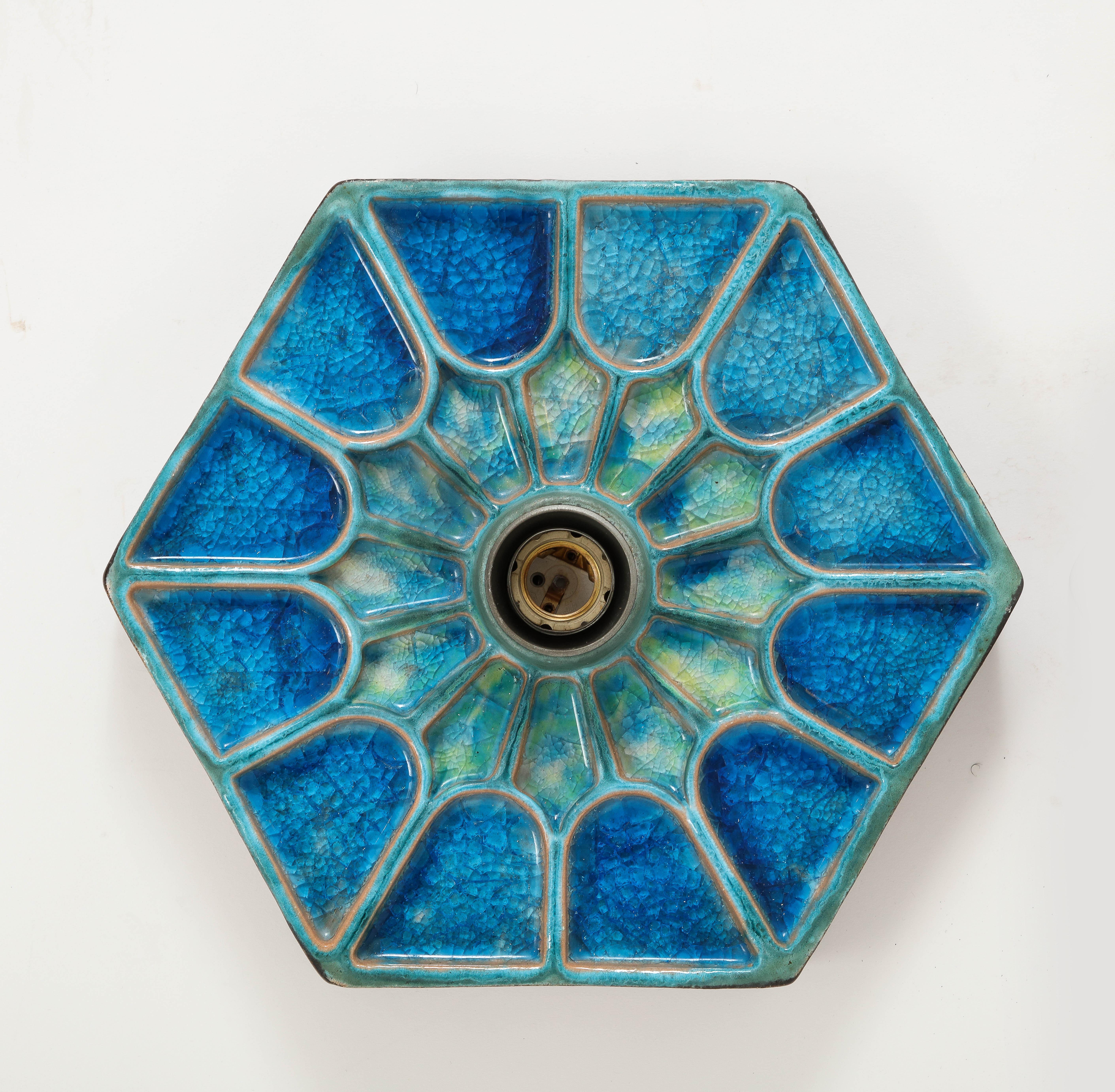 Pareja de apliques escandinavos de cerámica azul hexagonal de los años 70 en venta 9