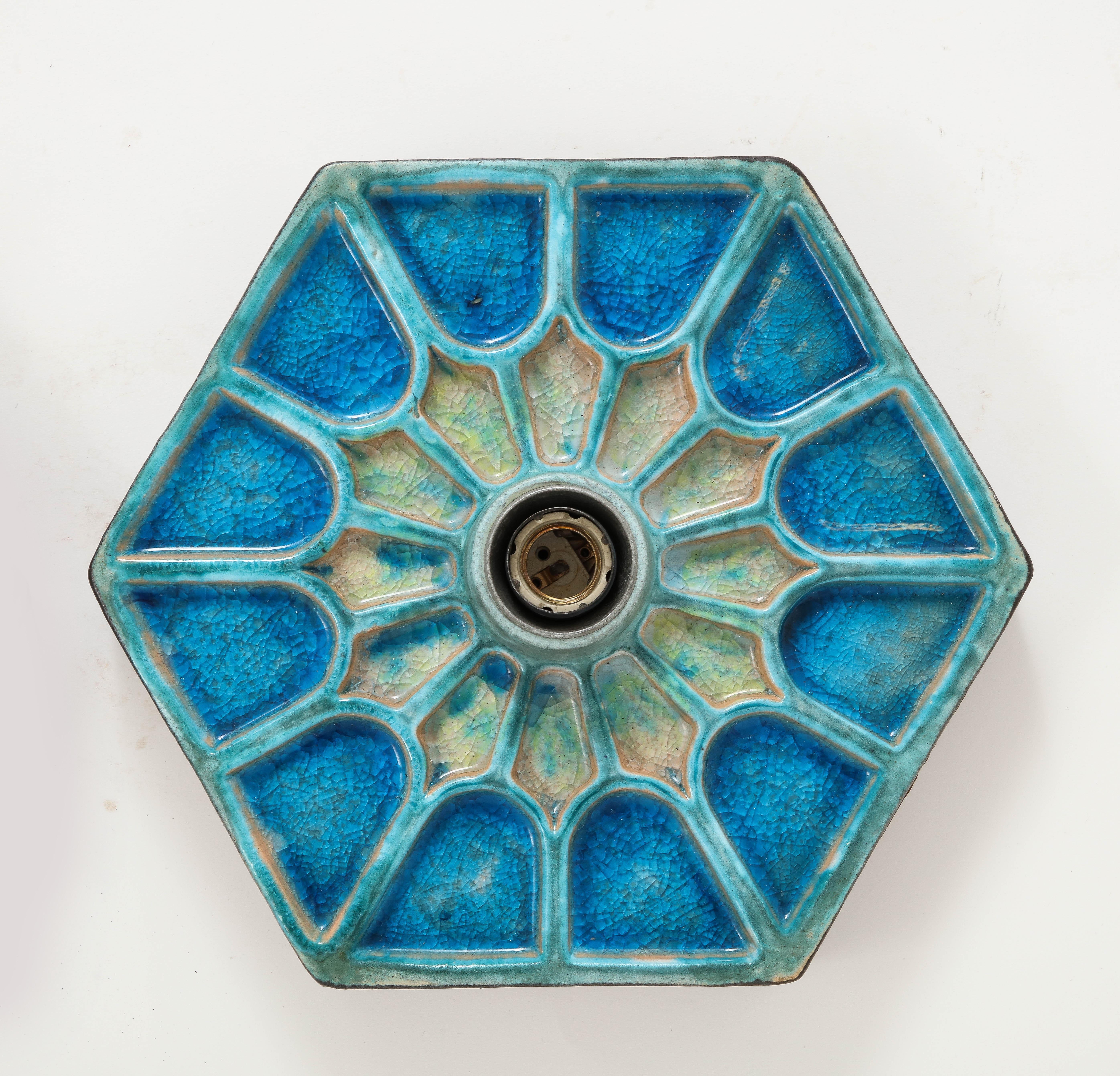 Pareja de apliques escandinavos de cerámica azul hexagonal de los años 70 en venta 10