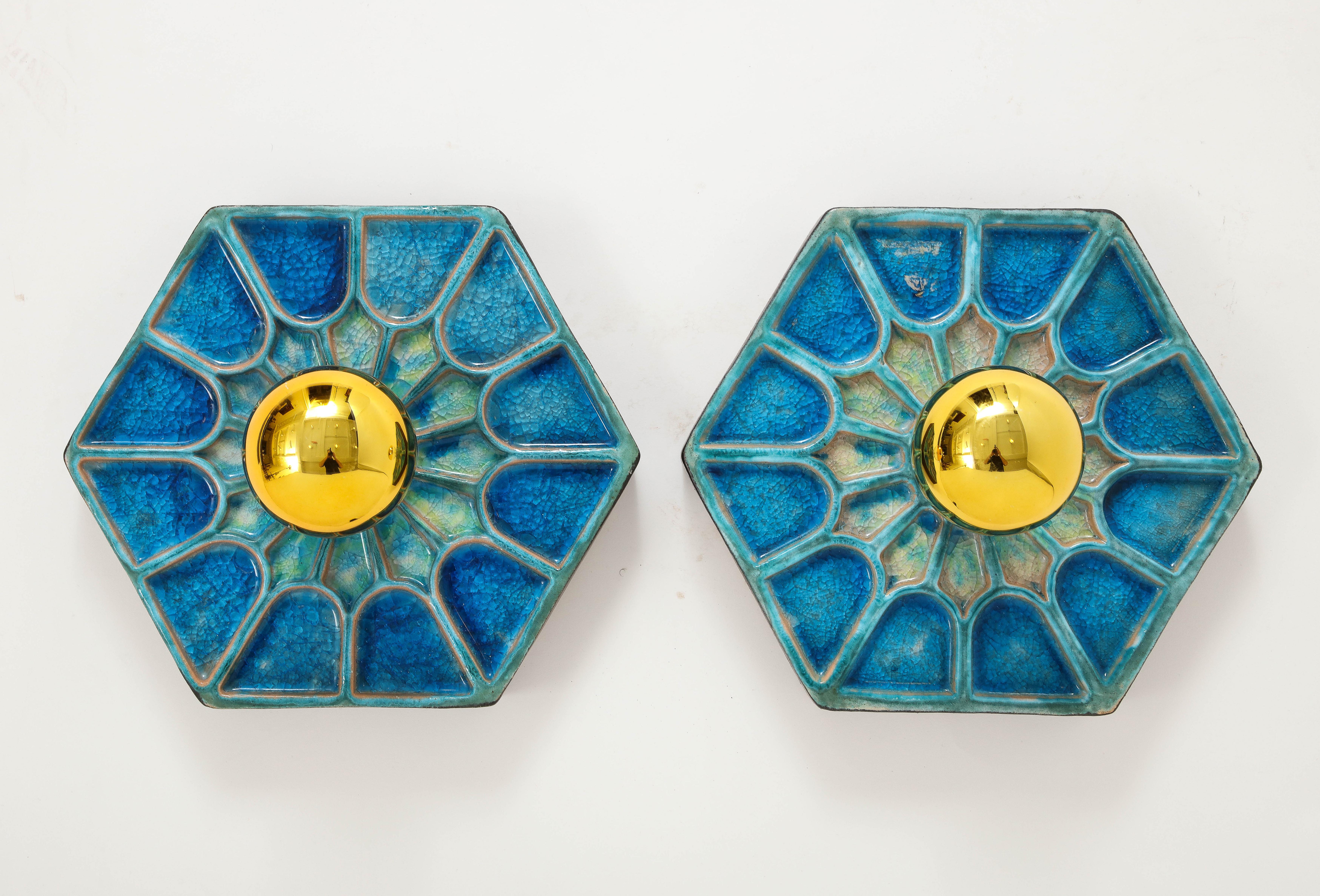 Apliques de pared escandinavos de cerámica esmaltada en azul vibrante y verde azulado de los años 70, origen: Dinamarca. Casquillos europeos. Profundidad de 3,25