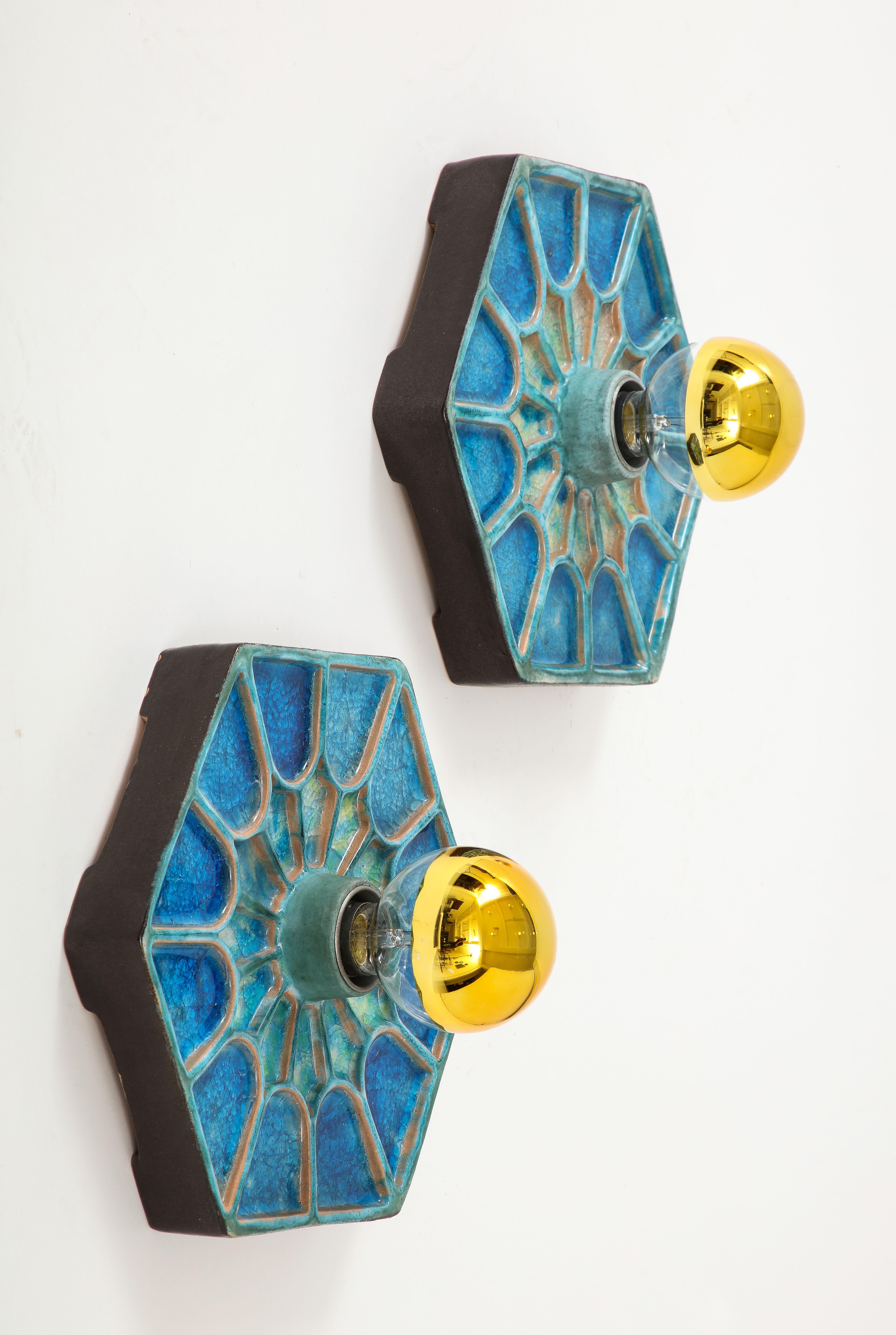Pareja de apliques escandinavos de cerámica azul hexagonal de los años 70 Danés en venta