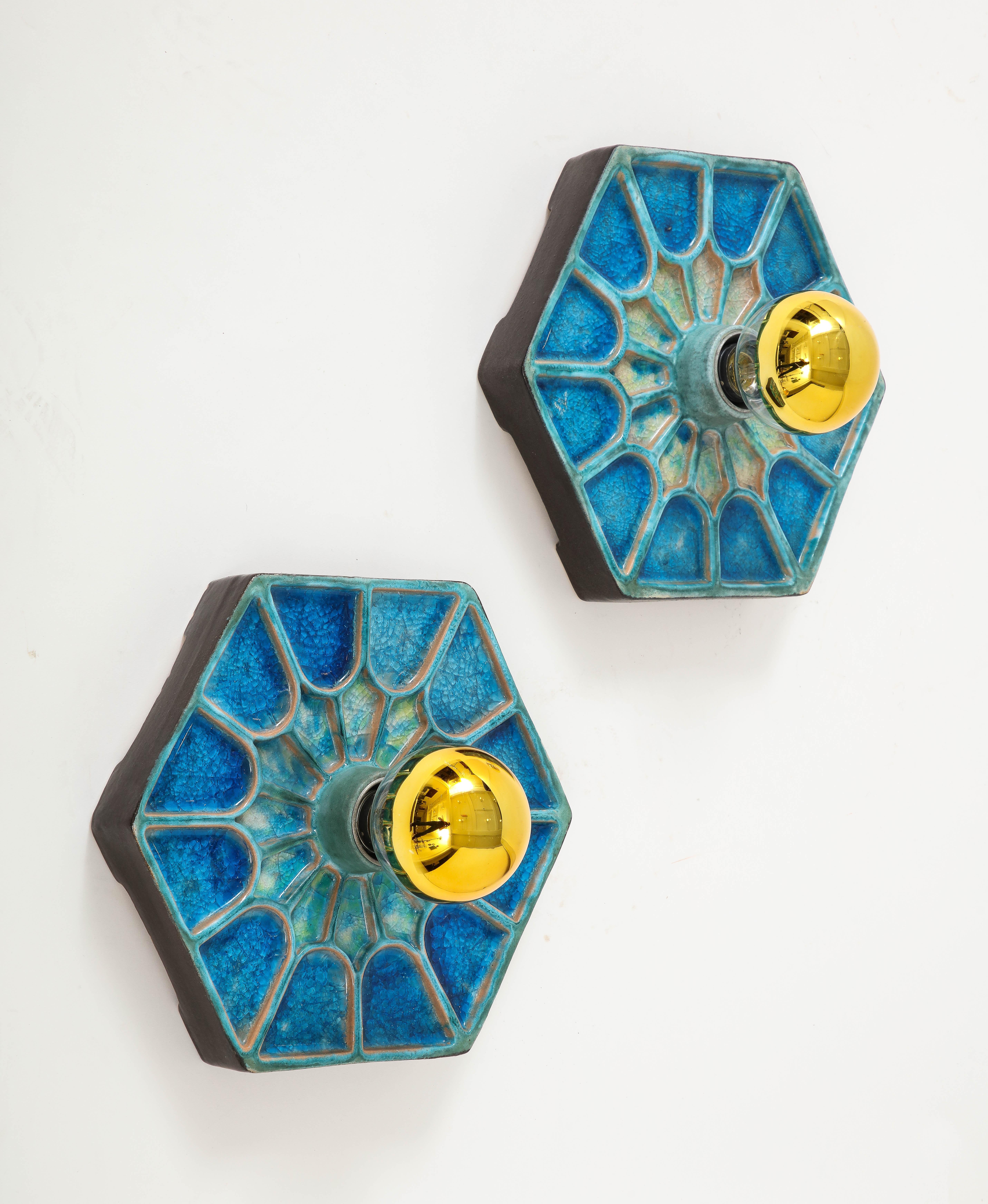Pareja de apliques escandinavos de cerámica azul hexagonal de los años 70 en Bueno estado para la venta en Chicago, IL