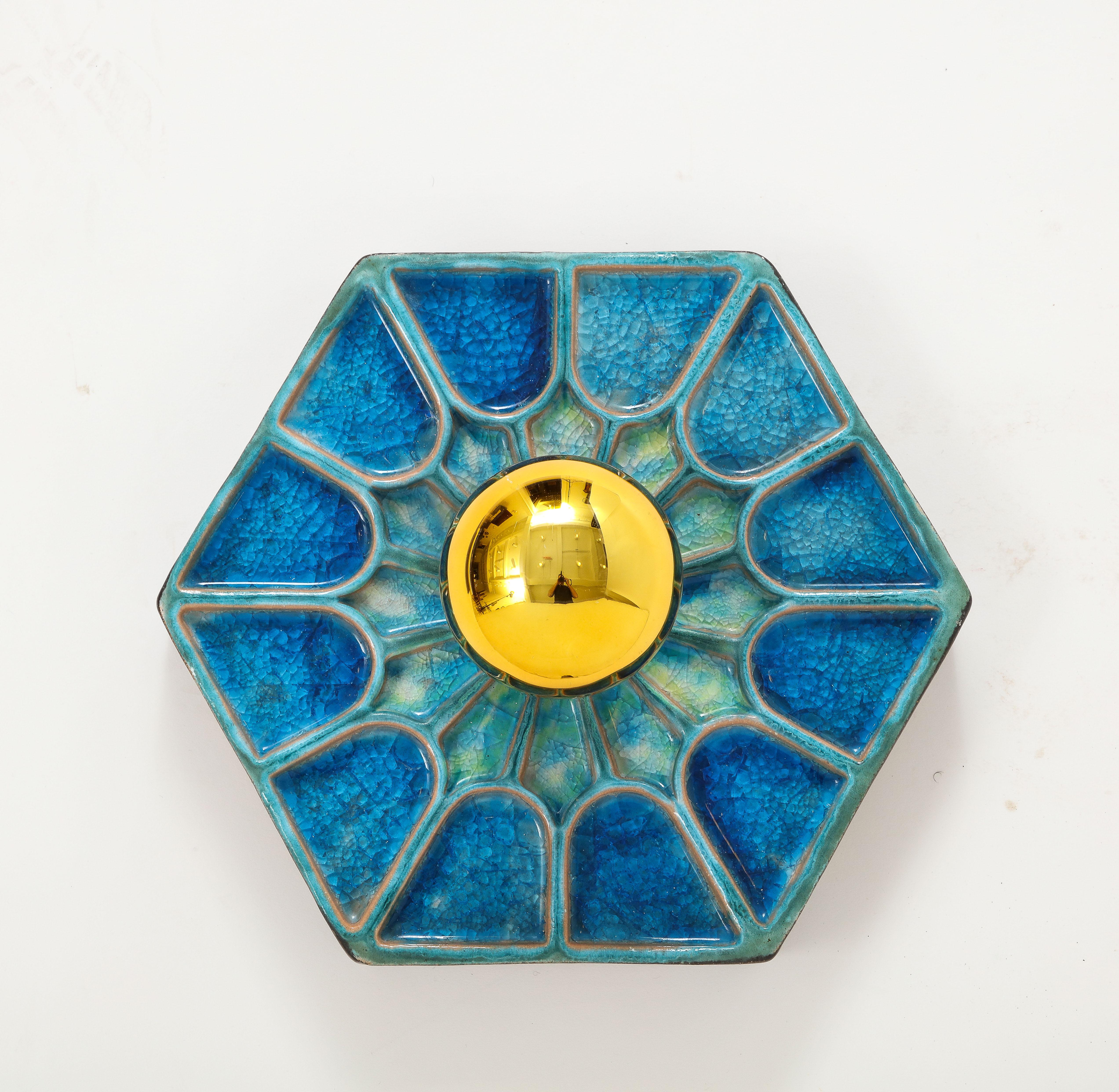 Pareja de apliques escandinavos de cerámica azul hexagonal de los años 70 Cerámico en venta