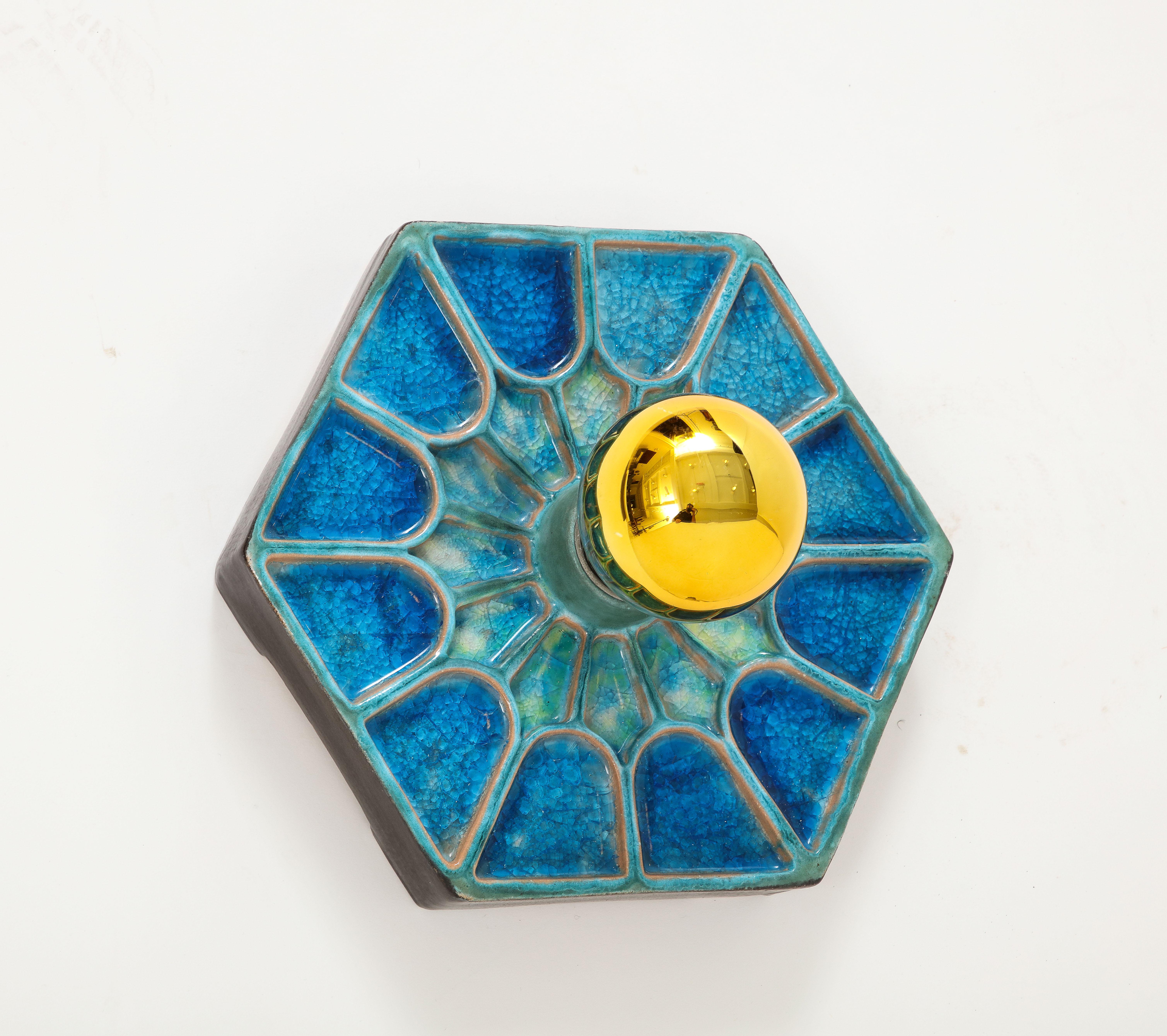 Pareja de apliques escandinavos de cerámica azul hexagonal de los años 70 en venta 1