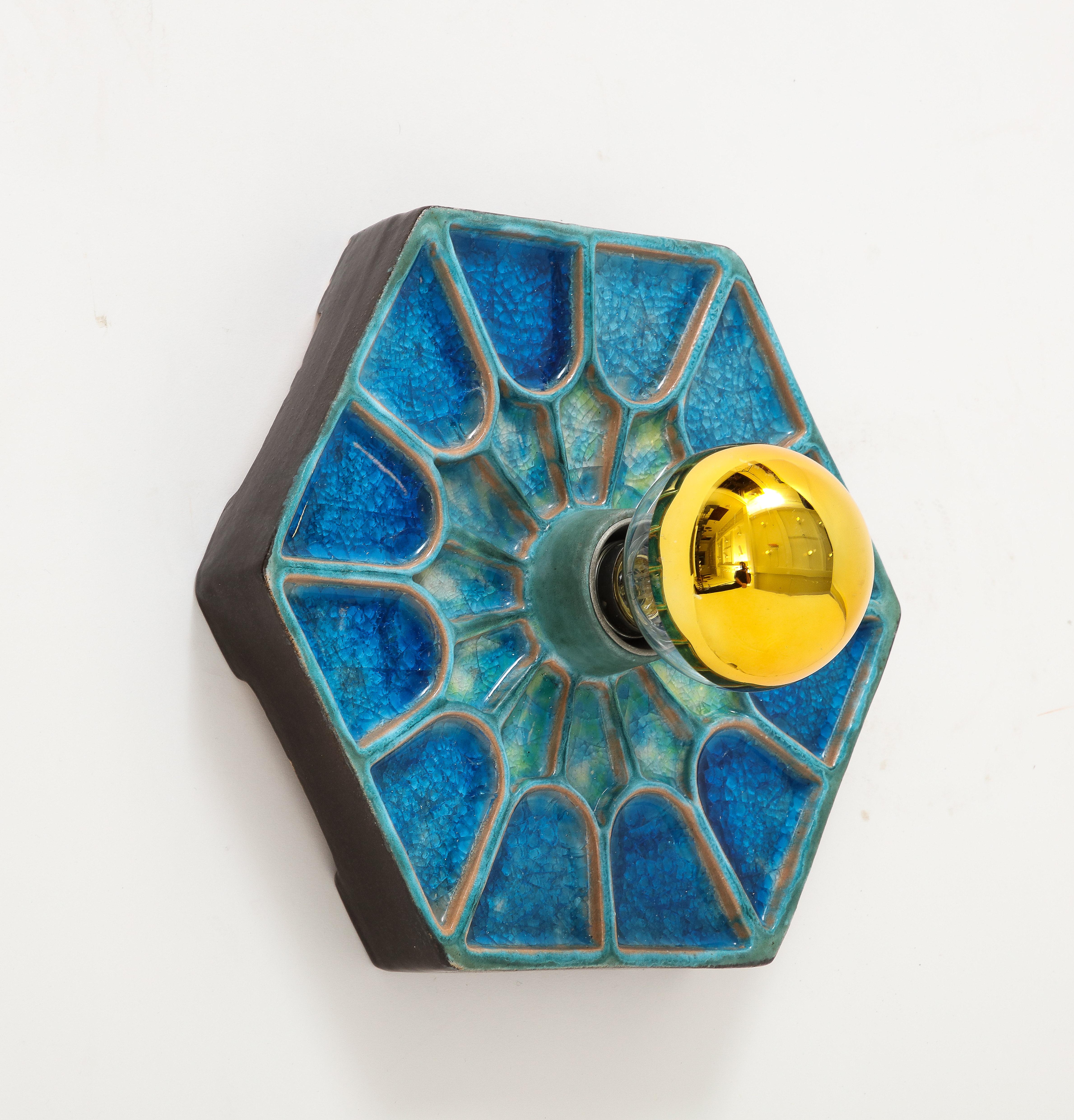 Pareja de apliques escandinavos de cerámica azul hexagonal de los años 70 en venta 2