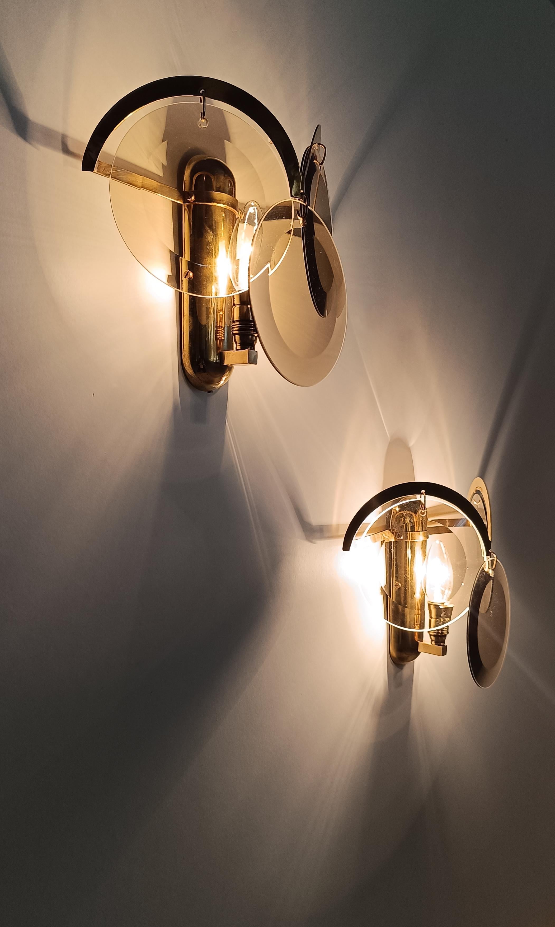 Pair of 1970s Sciolari Sconces in Brass and Smoked Bevelled Glass Discs, Italy For Sale 10