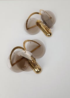 Paire d'appliques Sciolari des années 1970 en laiton et disques en verre biseauté fumé, Italie