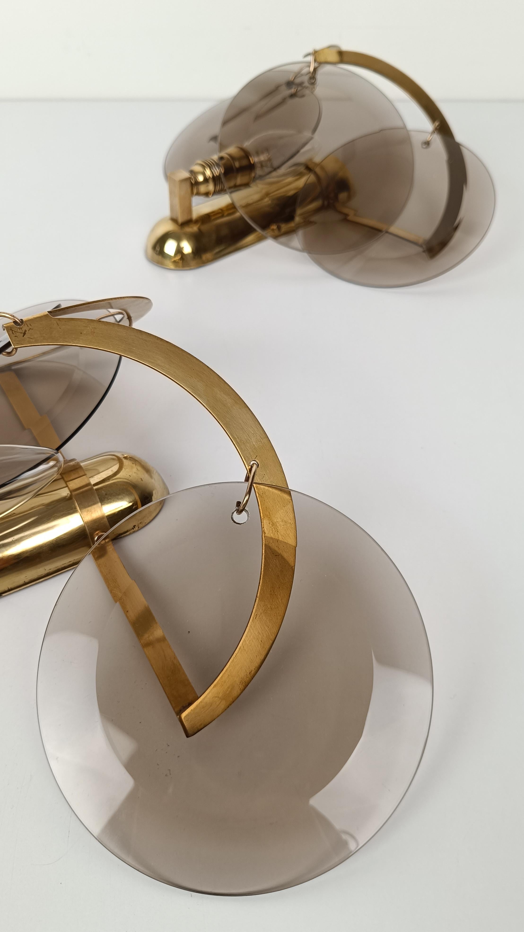 Pair of 1970s Sciolari Sconces in Brass and Smoked Bevelled Glass Discs, Italy In Good Condition For Sale In Roma, IT