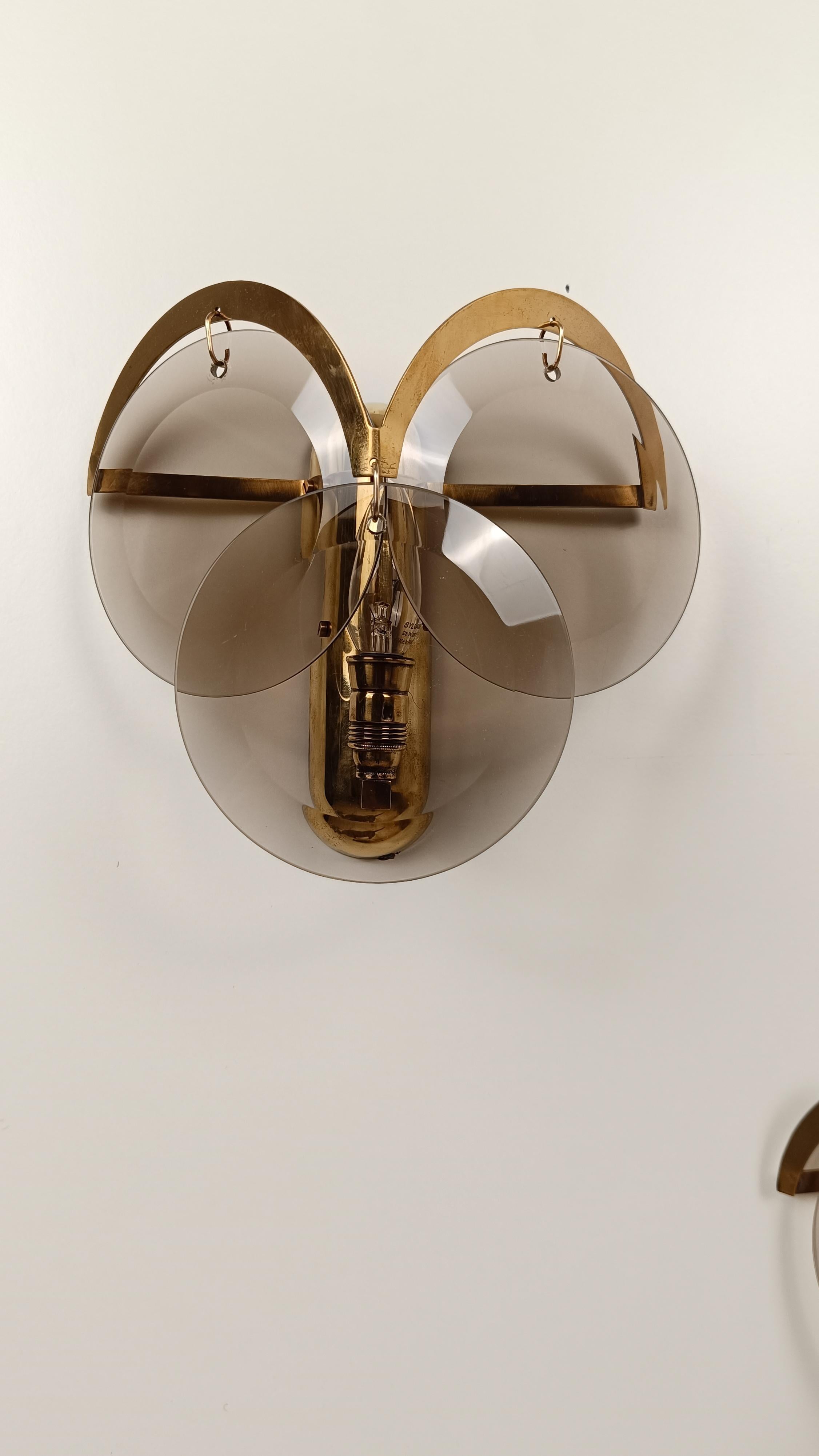 Pair of 1970s Sciolari Sconces in Brass and Smoked Bevelled Glass Discs, Italy For Sale 1