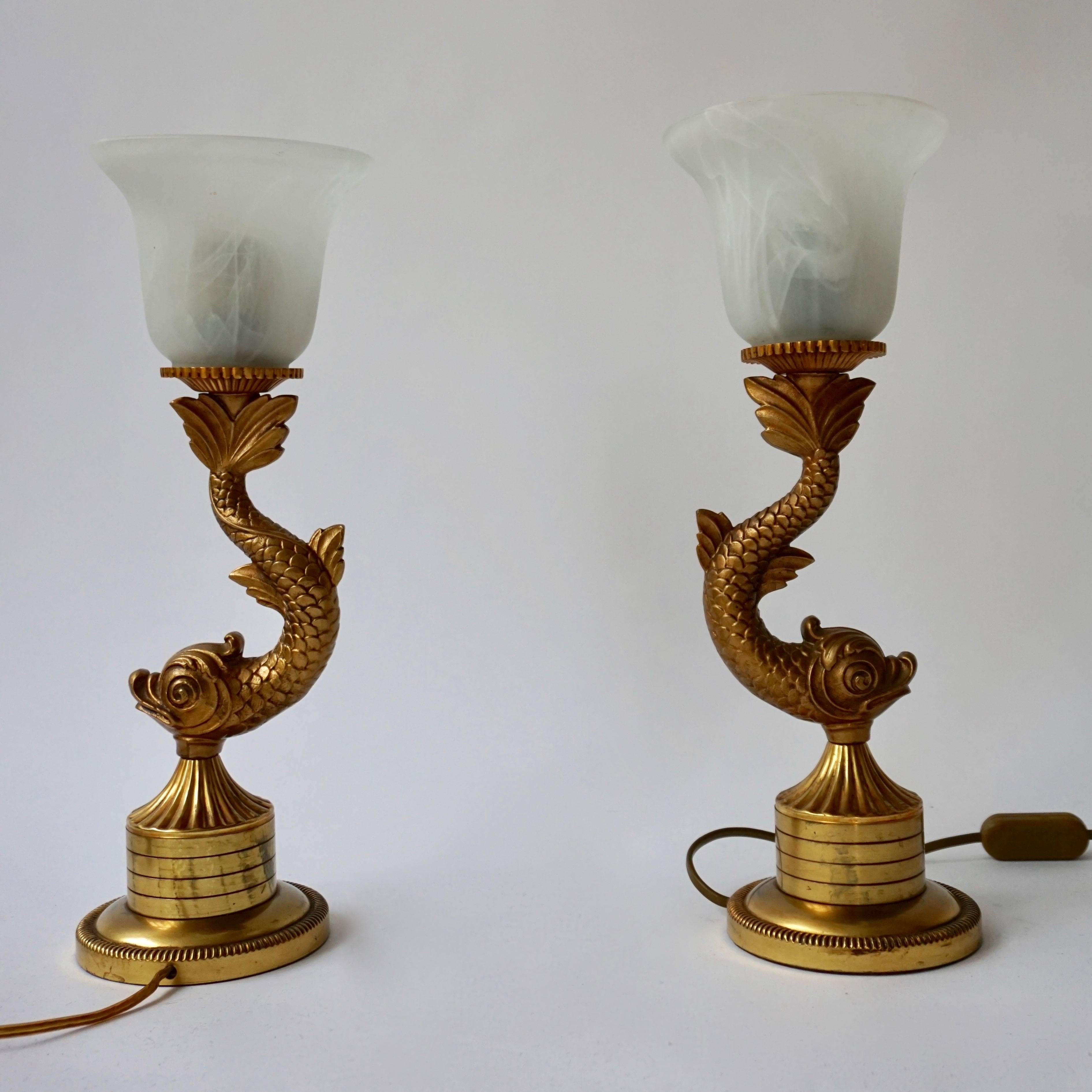 Français Paire de lampes sculpturales des années 1970 en laiton et verre pour poissons koï en vente