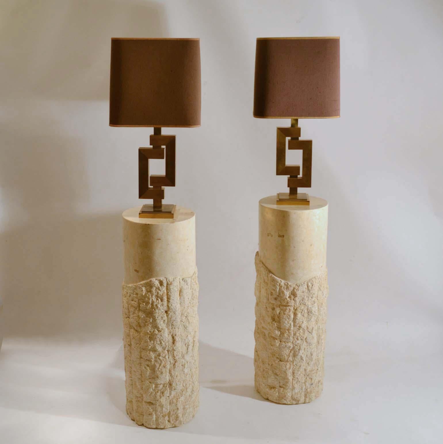 Pair of 1970s Sculptural Round Travertine Textural Pedestals  (Belgisch)