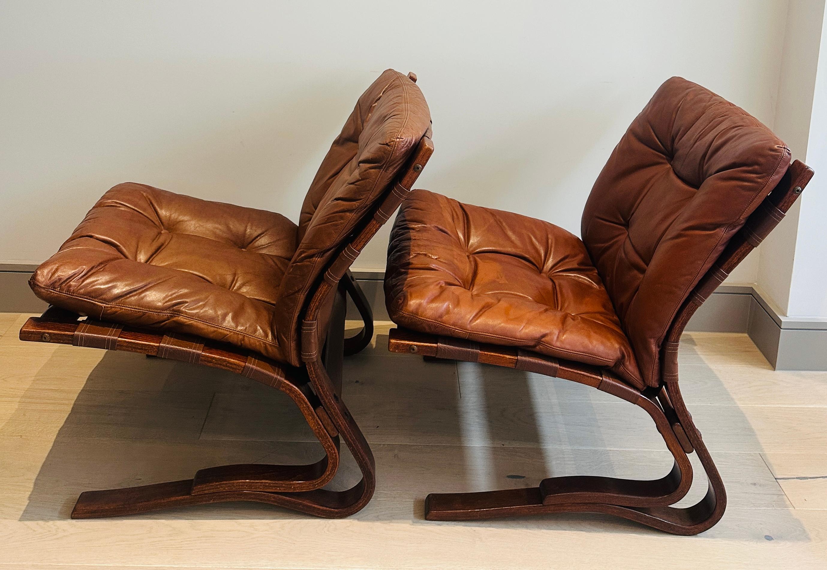 Tacheté Paire de chaises longues en hêtre courbé 