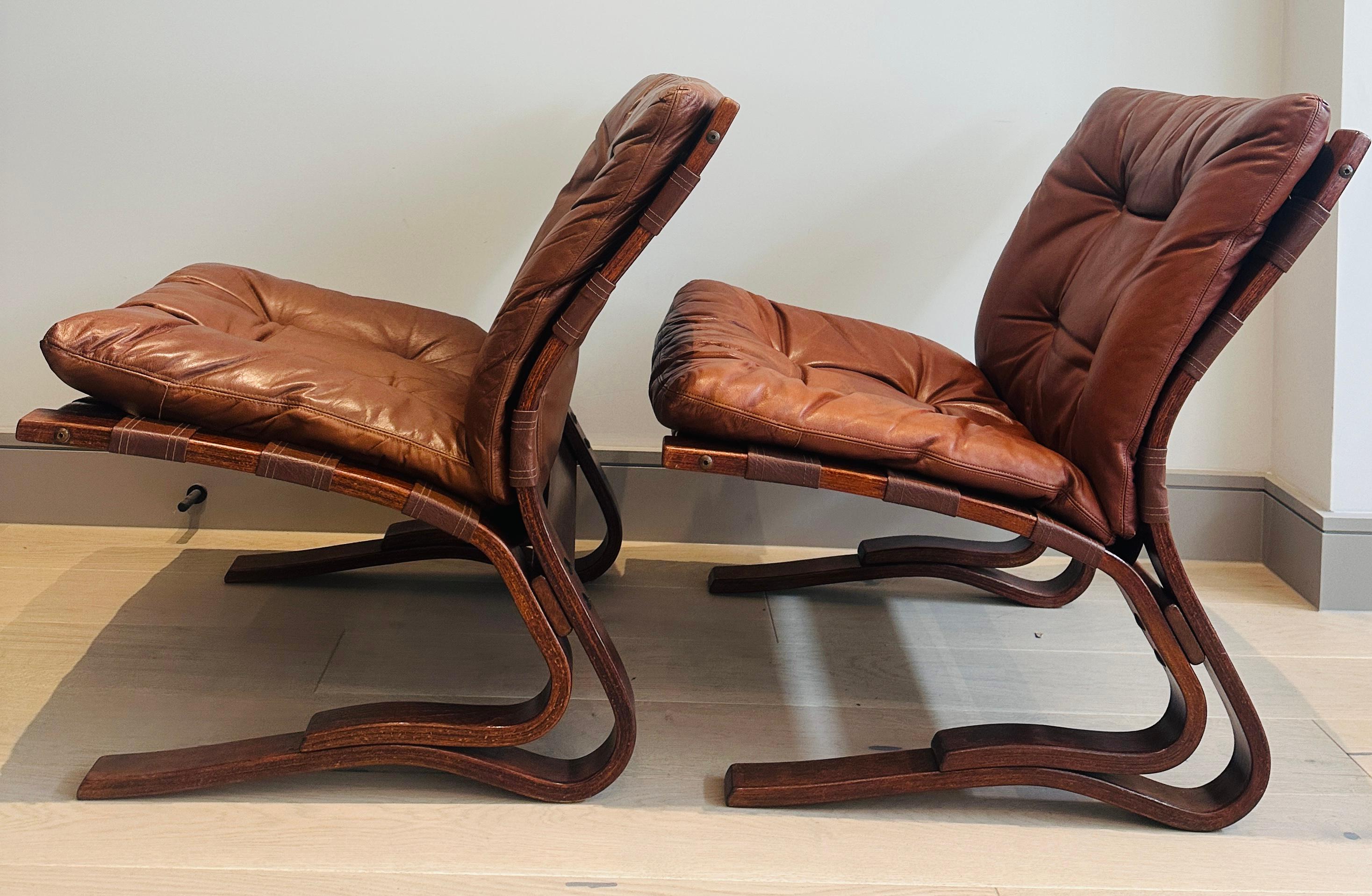 Paire de chaises longues en hêtre courbé 