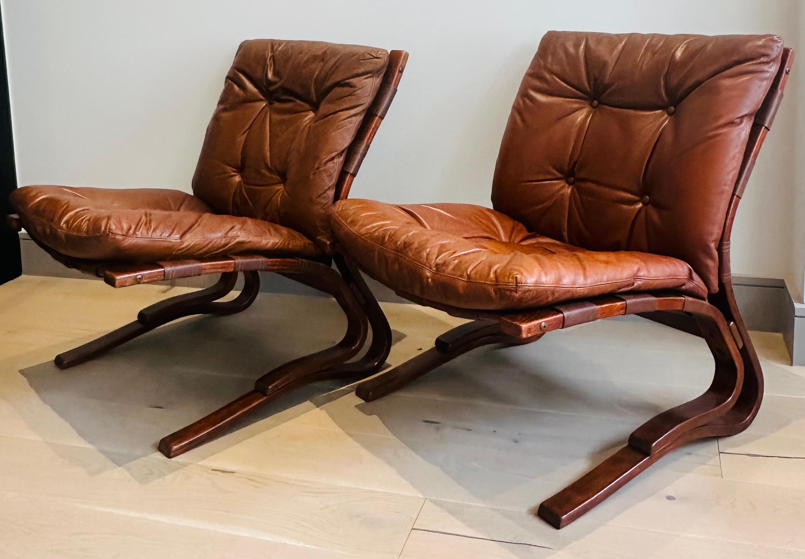 Cuir Paire de chaises longues en hêtre courbé 