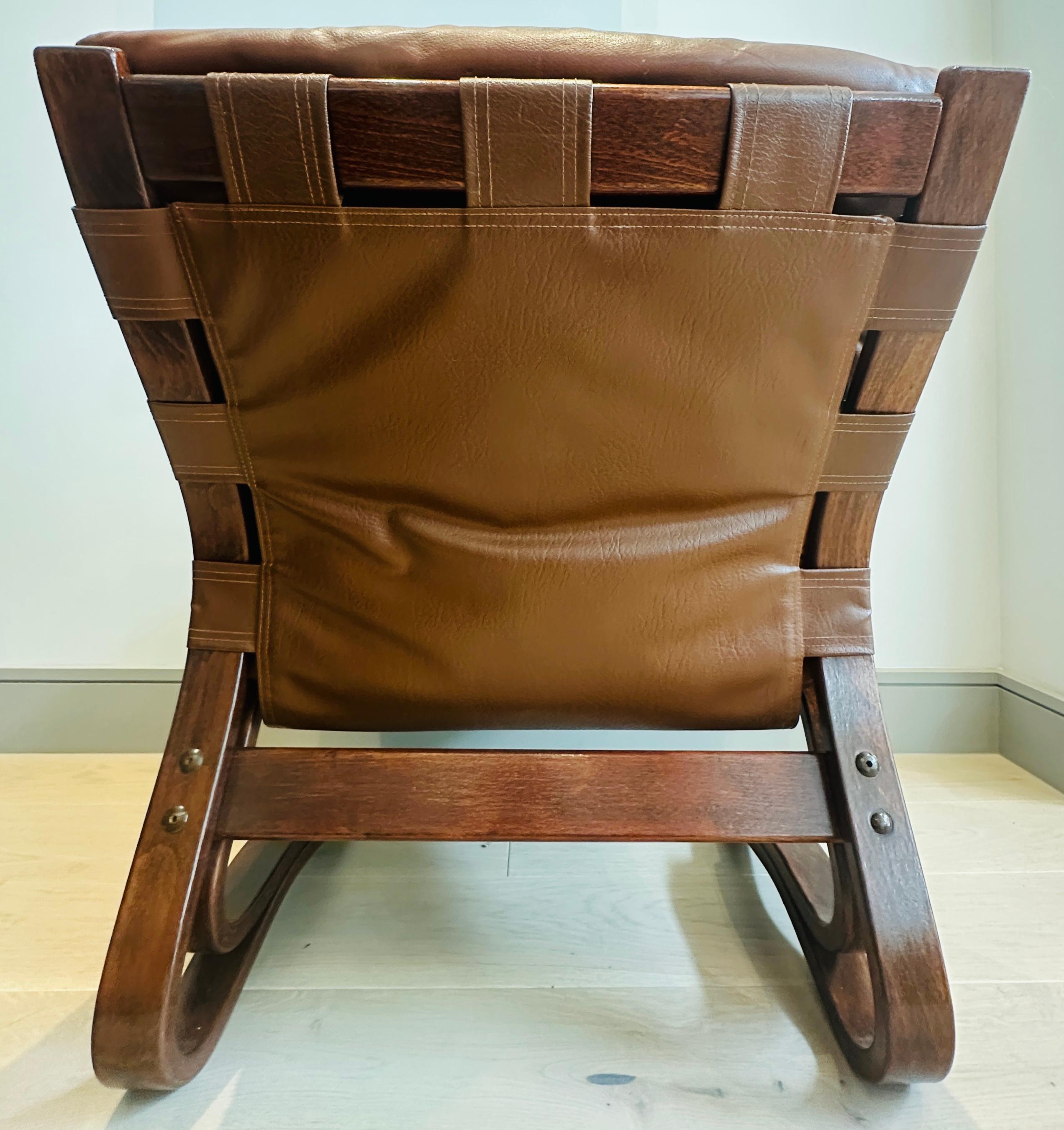 Paire de chaises longues en hêtre courbé 