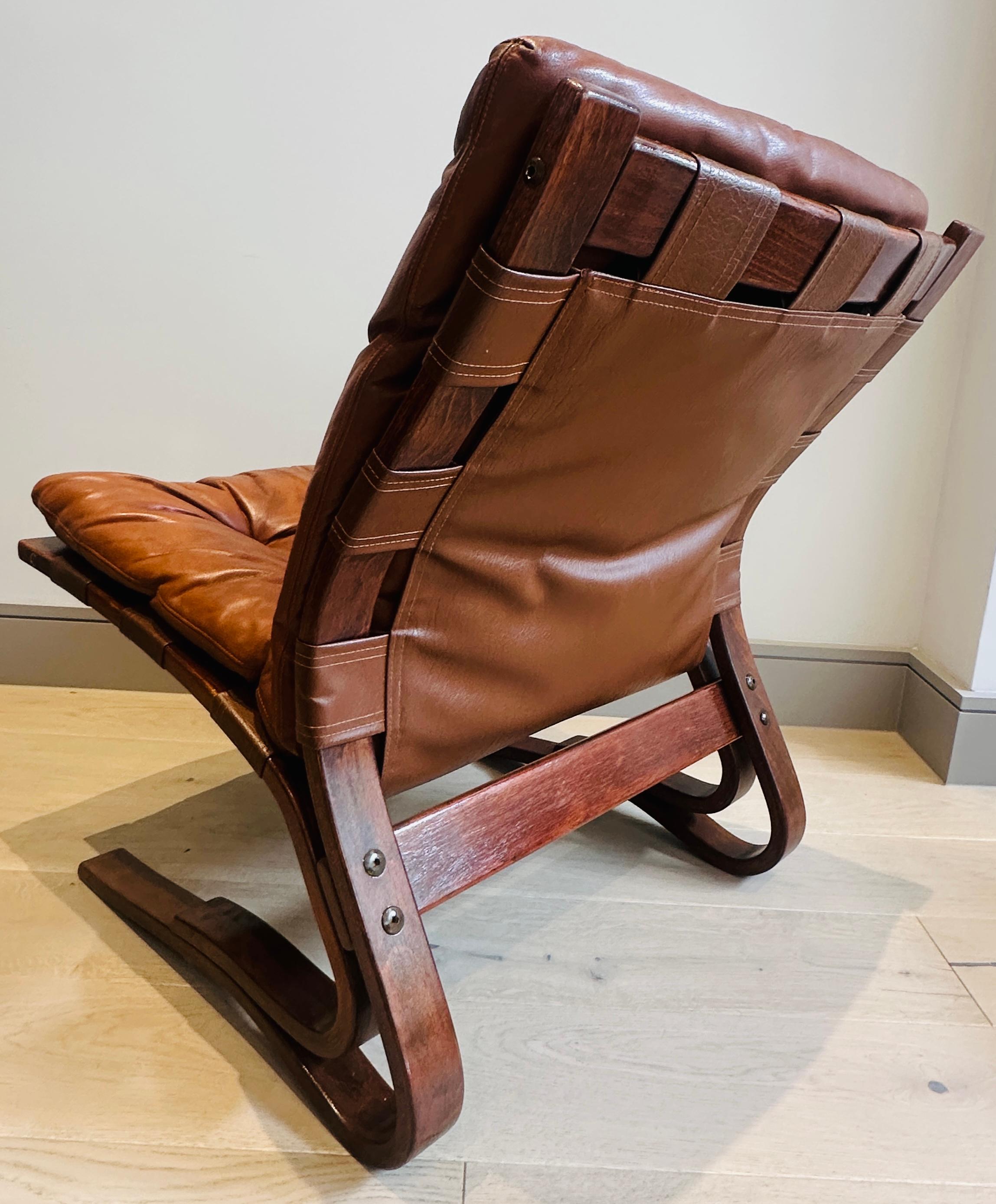 Paire de chaises longues en hêtre courbé 