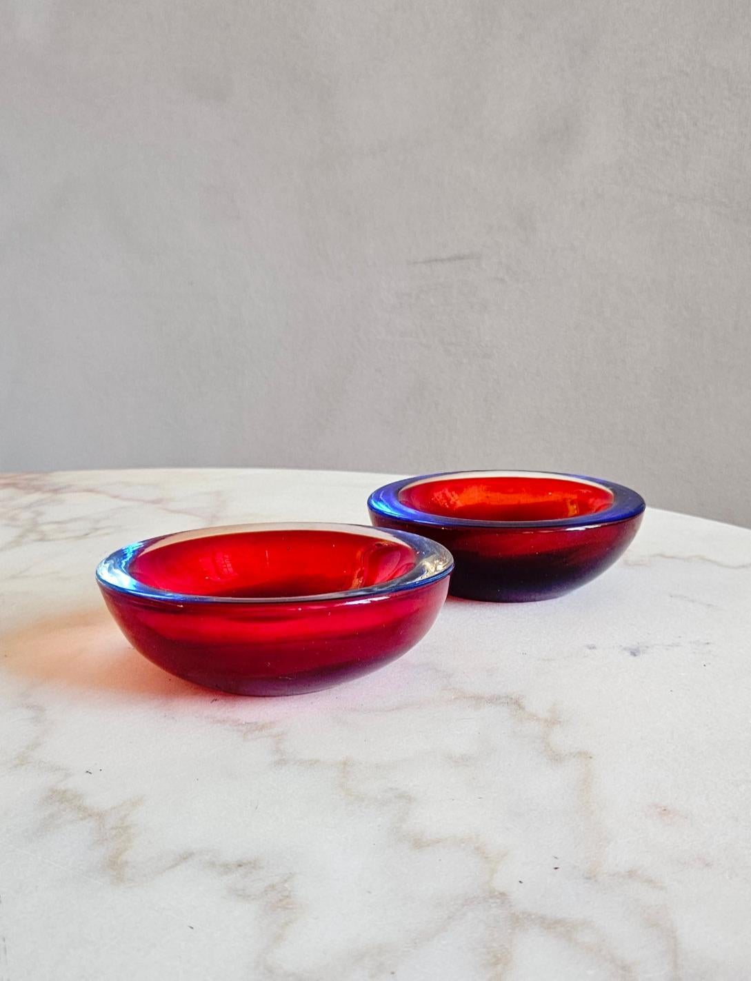 A pair of delightful Murano glass sommerso bowls with deep red core and blue surround. Both in good condition.

Dimensions: H4cm x W13cm x D13cm
