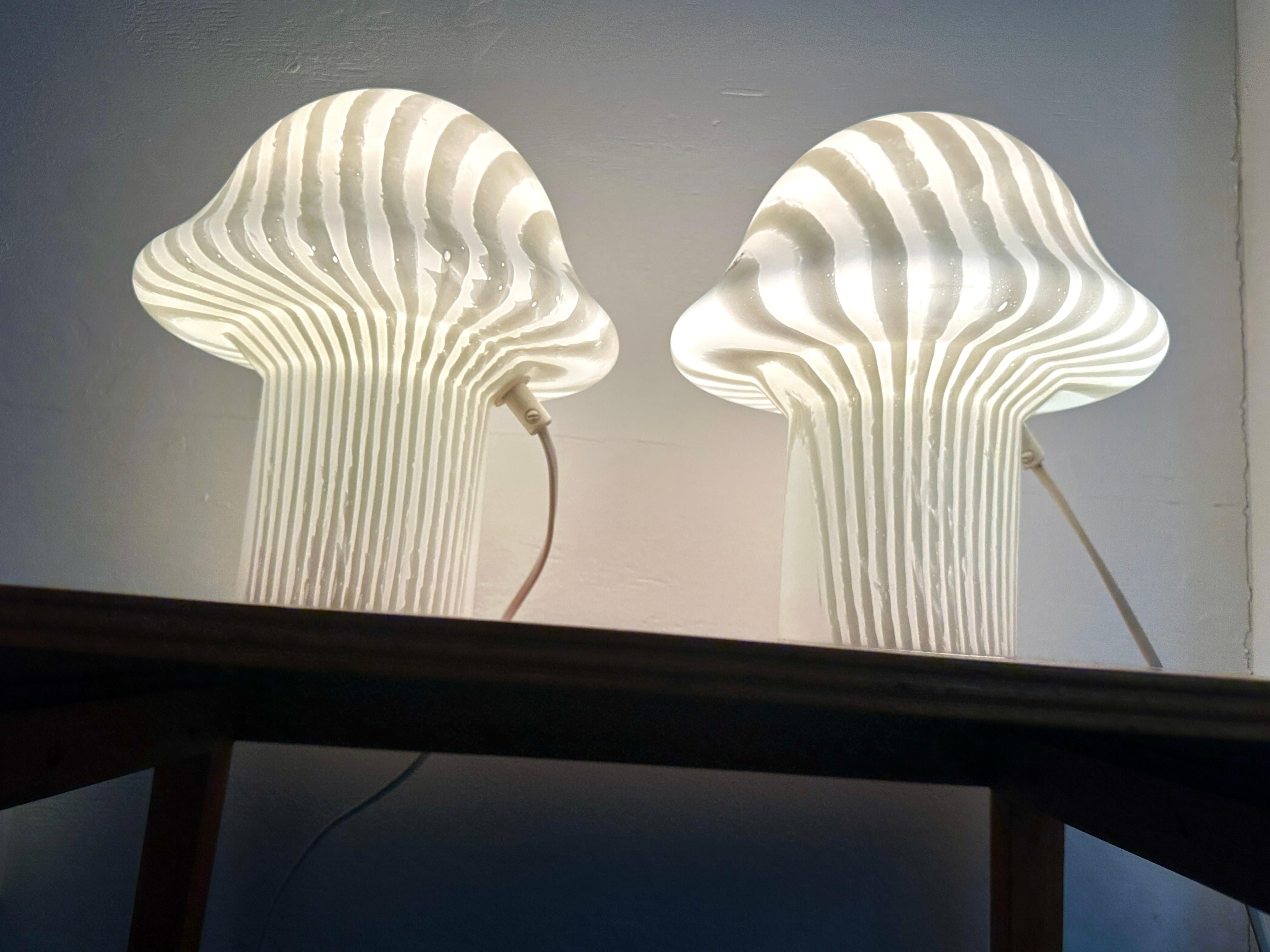 Paire de lampes de table champignon en verre opaque rayé Peill & Putzler des années 70 de la collection Space AGE en vente 3