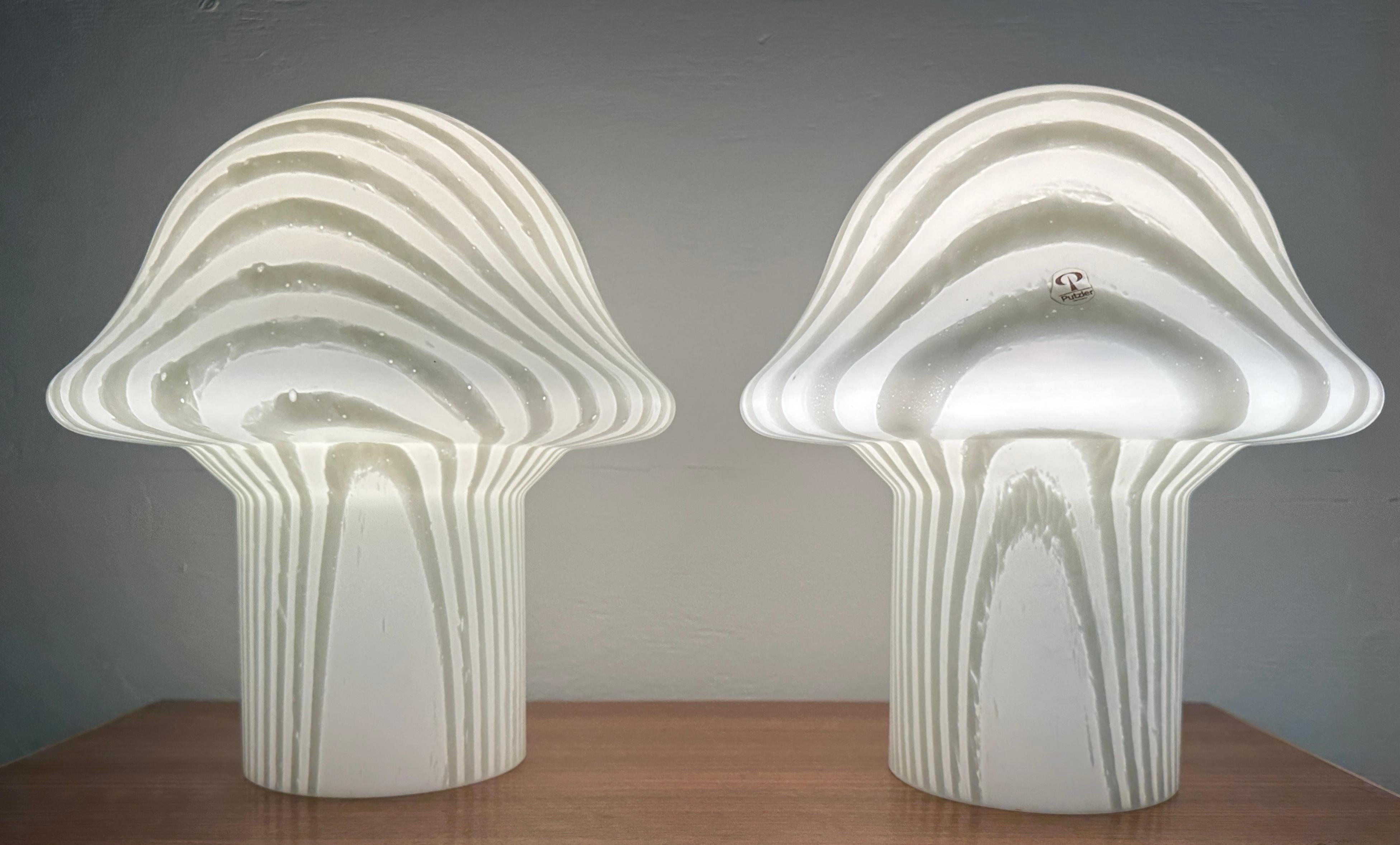 Paire de lampes de table en forme de champignon en verre opaque blanc et rayé de la marque allemande Peill & Putzler des années 1970.  La bande givrée plus foncée court sur tout le corps de la lampe à des degrés d'épaisseur variables. Les lampes