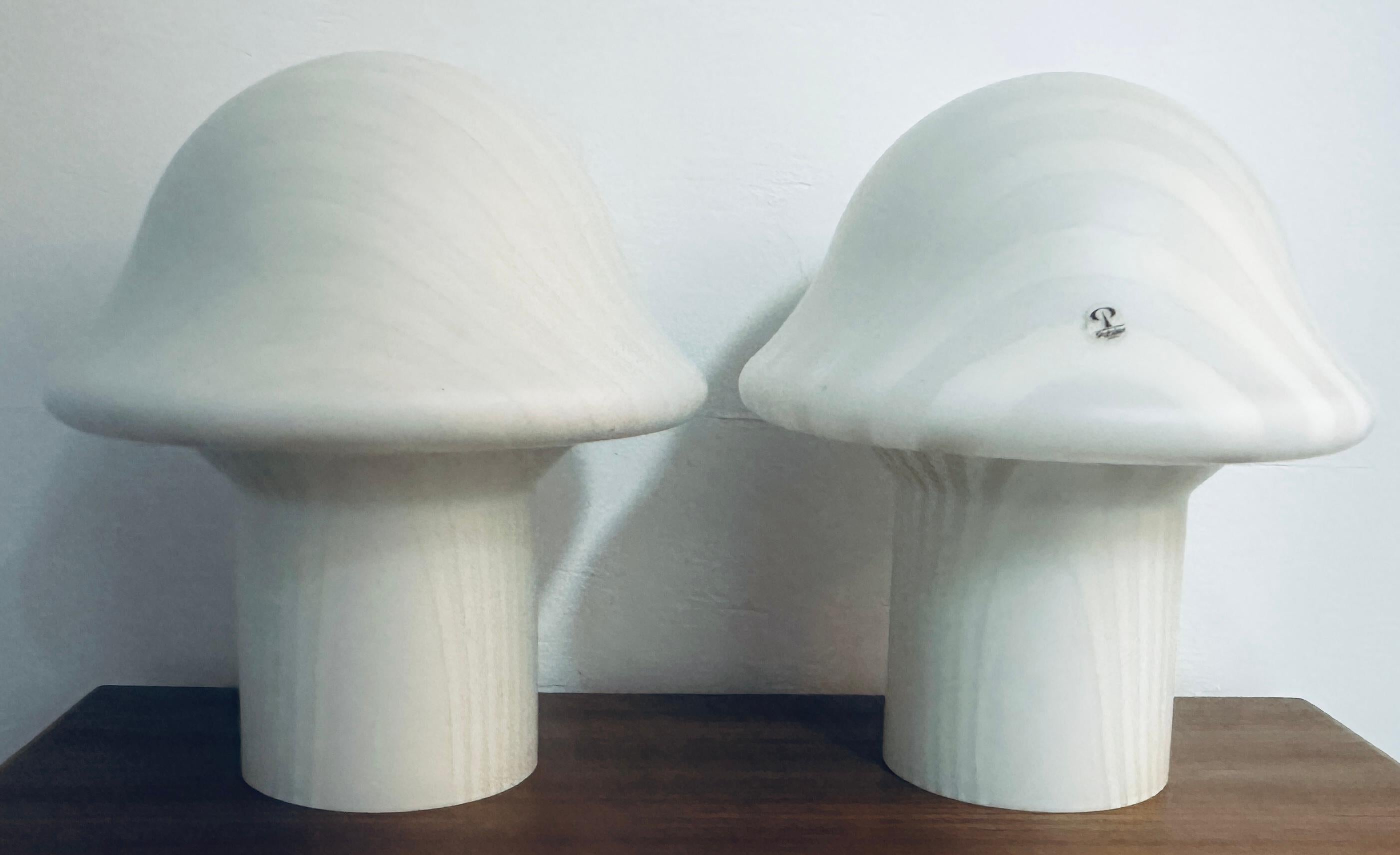 Paire de lampes de table champignon en verre opaque rayé Peill & Putzler des années 70 de la collection Space AGE en vente 6