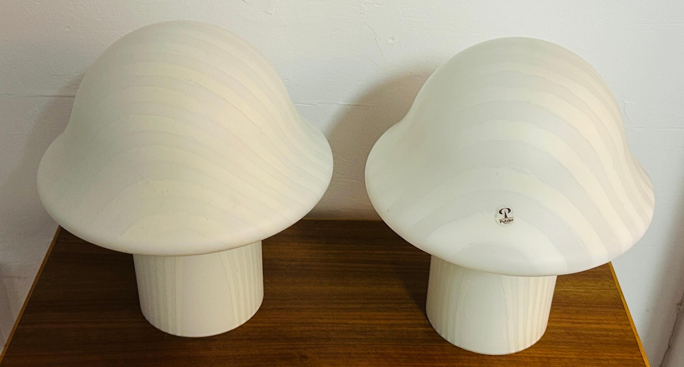 Paire de lampes de table champignon en verre opaque rayé Peill & Putzler des années 70 de la collection Space AGE en vente 7