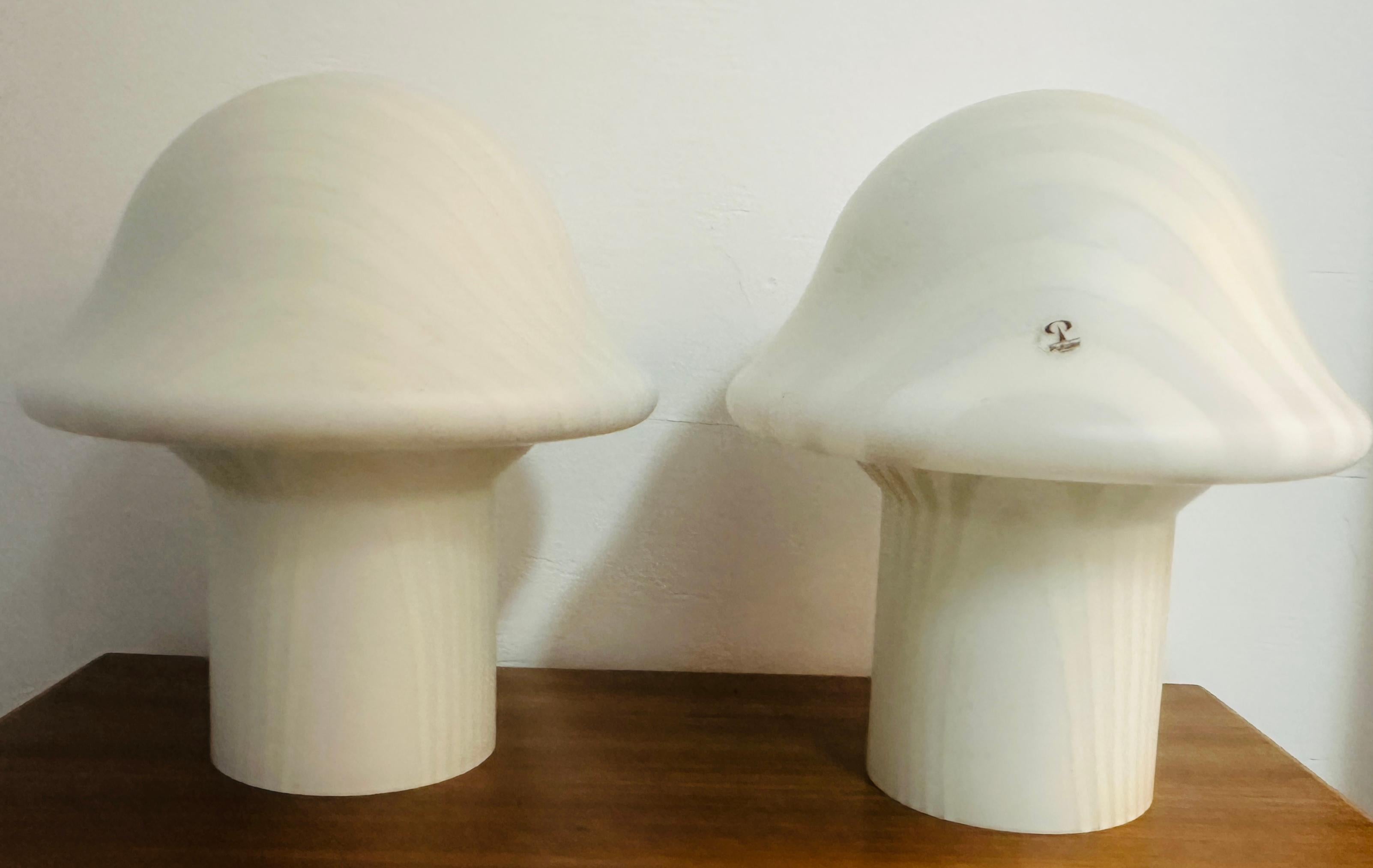 Paire de lampes de table champignon en verre opaque rayé Peill & Putzler des années 70 de la collection Space AGE en vente 8