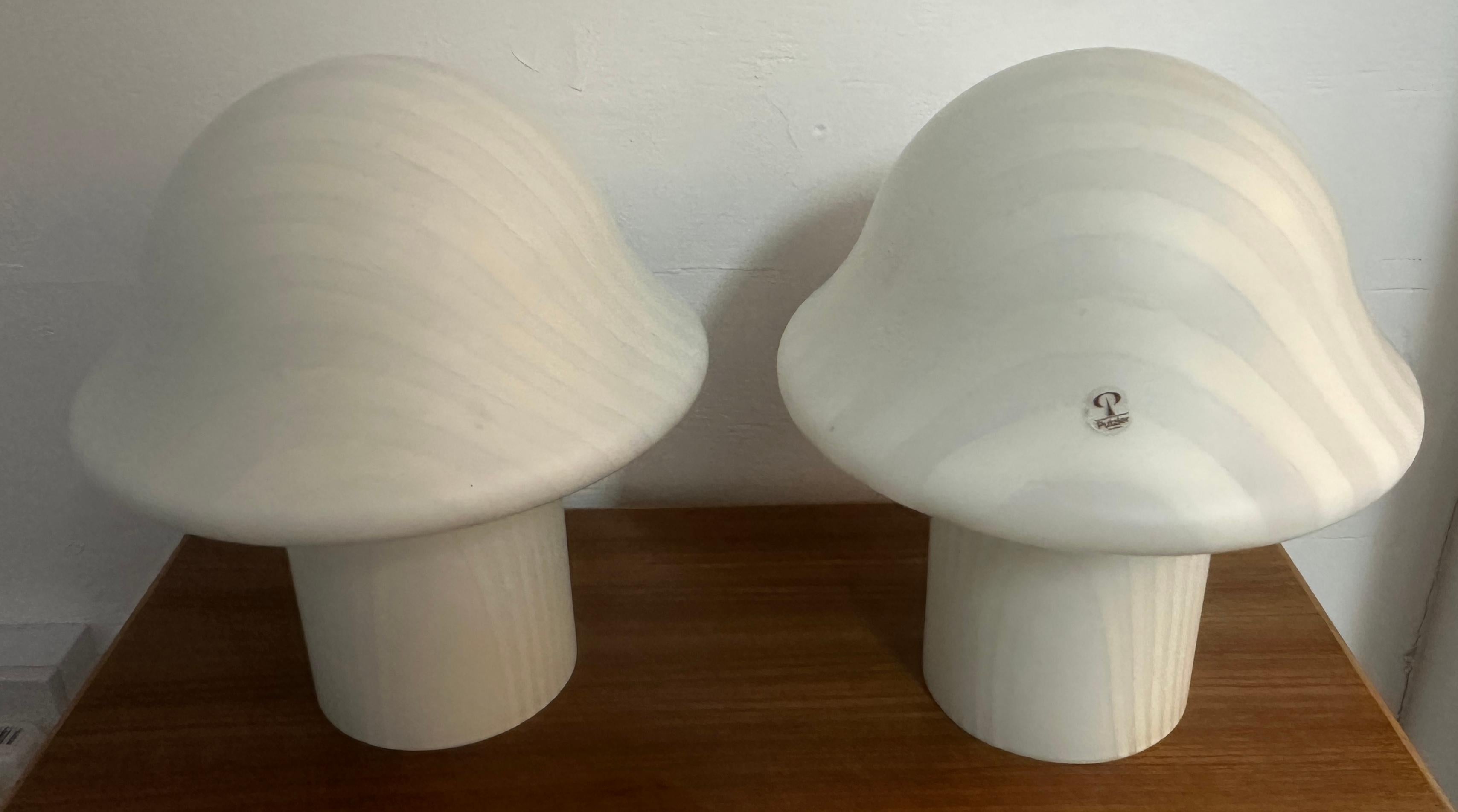 Paire de lampes de table champignon en verre opaque rayé Peill & Putzler des années 70 de la collection Space AGE en vente 9