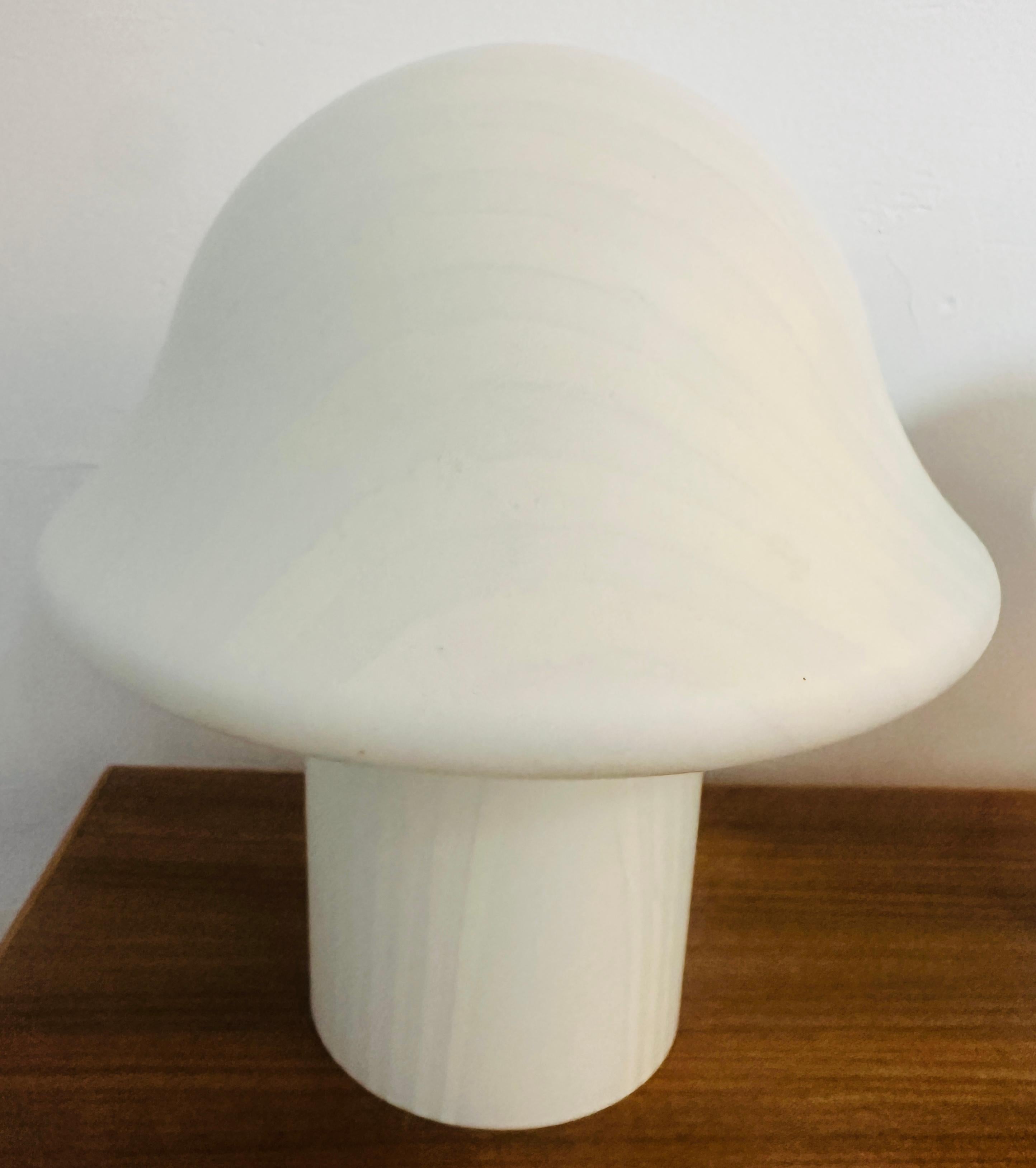 Paire de lampes de table champignon en verre opaque rayé Peill & Putzler des années 70 de la collection Space AGE en vente 11
