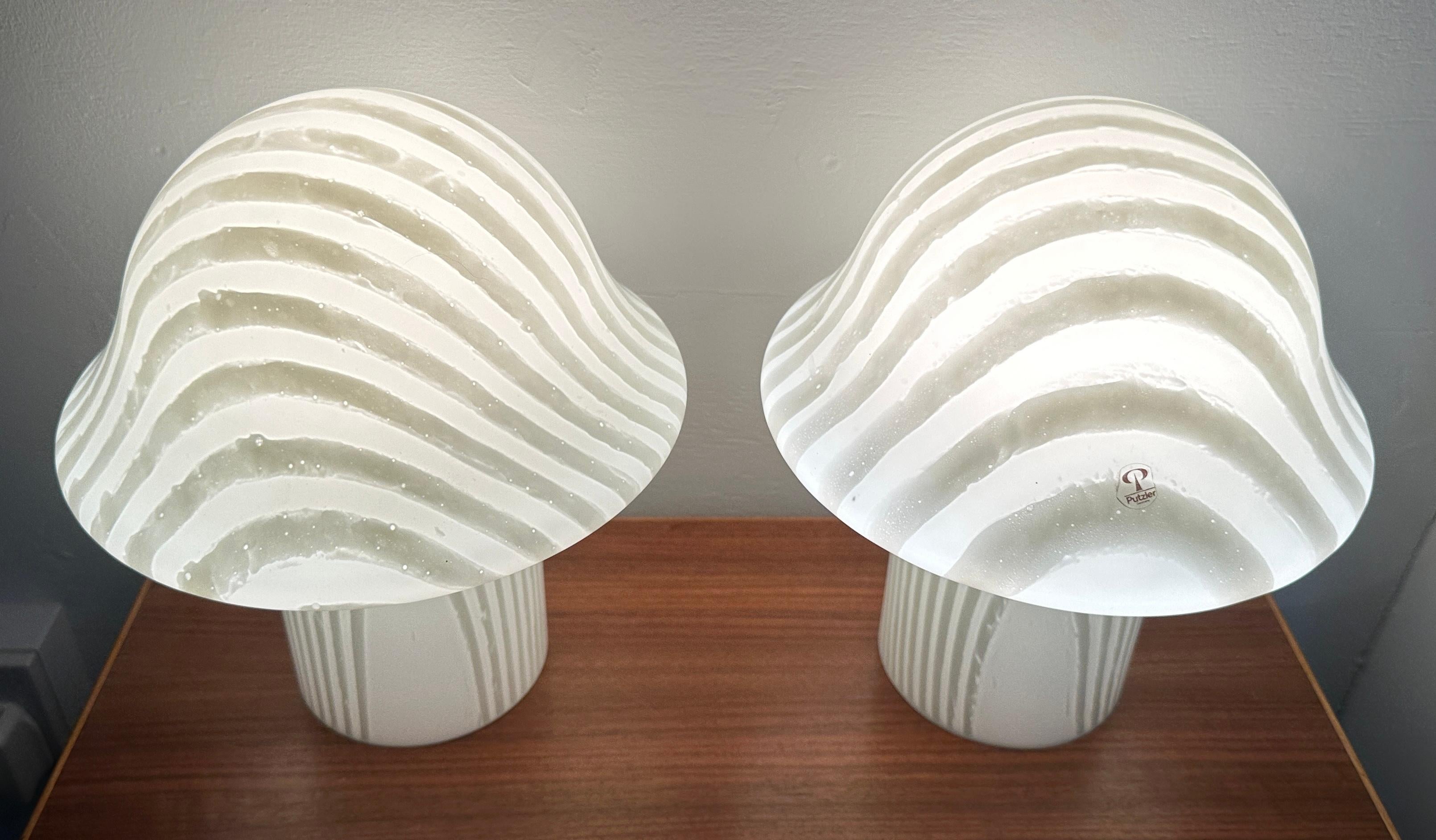 Ère spatiale Paire de lampes de table champignon en verre opaque rayé Peill & Putzler des années 70 de la collection Space AGE en vente