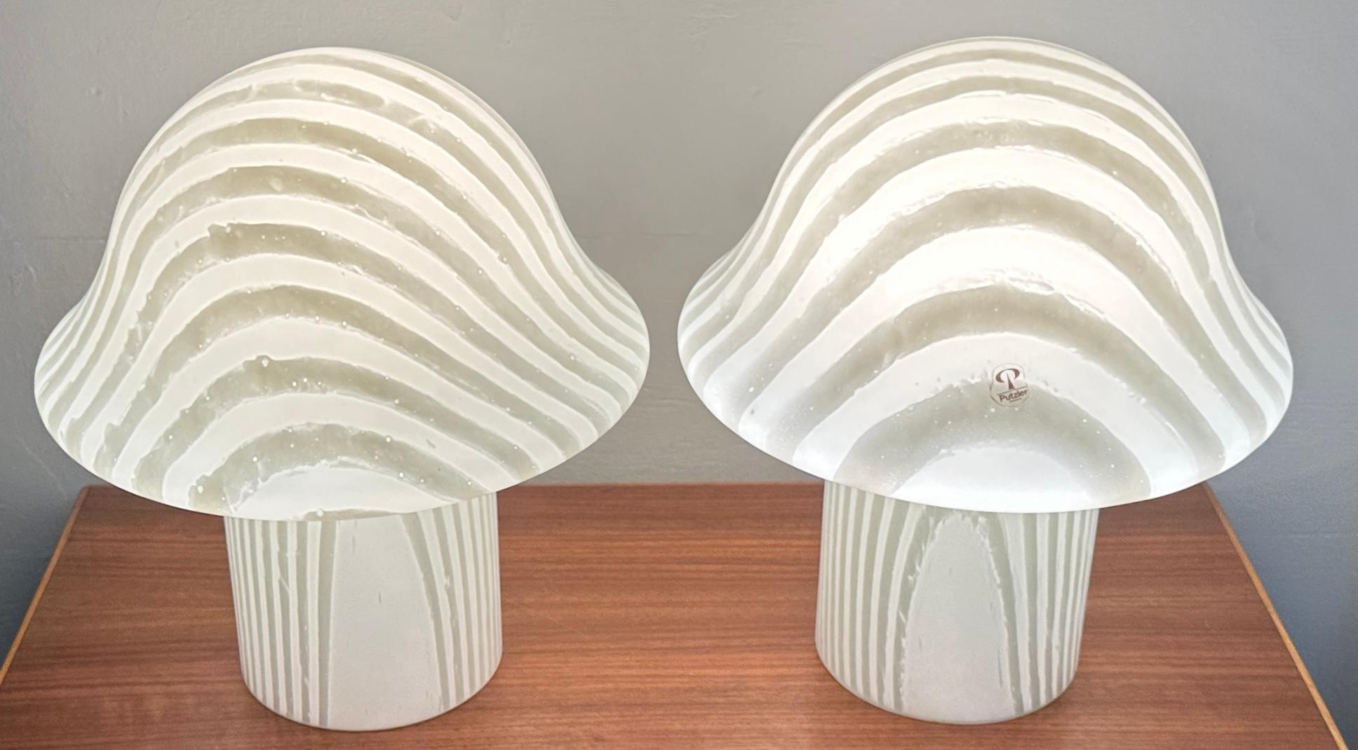 Allemand Paire de lampes de table champignon en verre opaque rayé Peill & Putzler des années 70 de la collection Space AGE en vente
