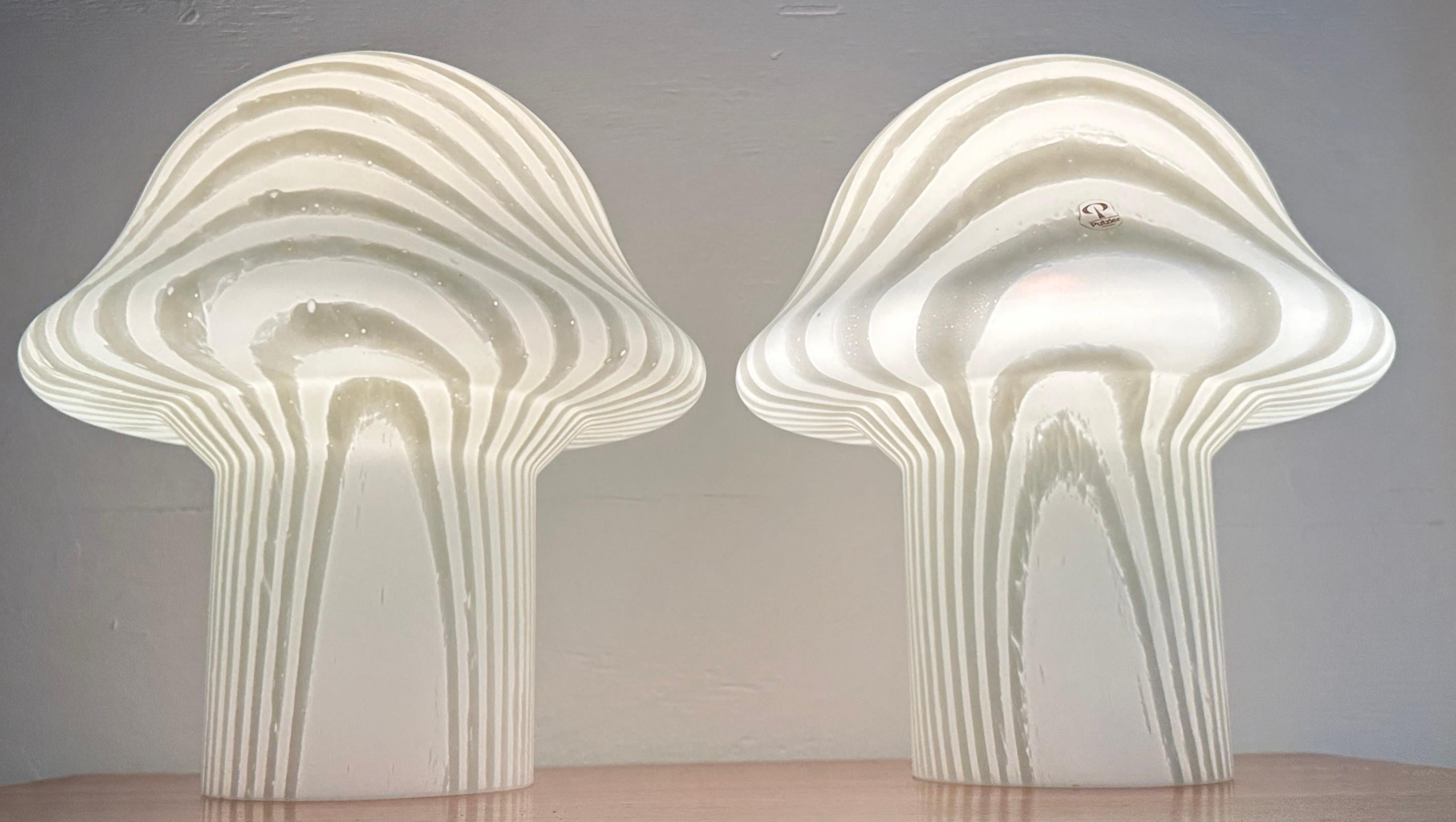 Paire de lampes de table champignon en verre opaque rayé Peill & Putzler des années 70 de la collection Space AGE Bon état - En vente à London, GB