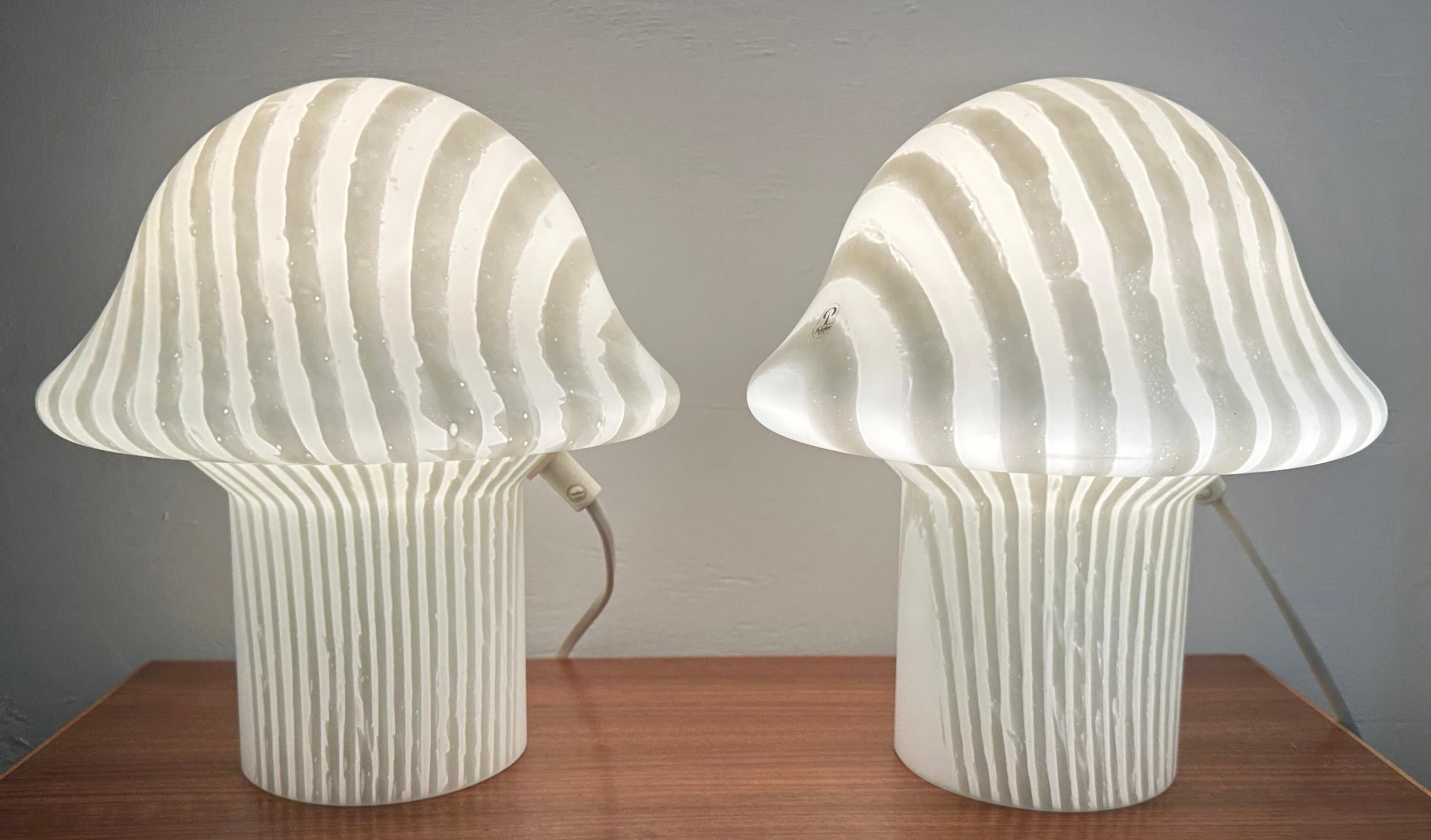 20ième siècle Paire de lampes de table champignon en verre opaque rayé Peill & Putzler des années 70 de la collection Space AGE en vente