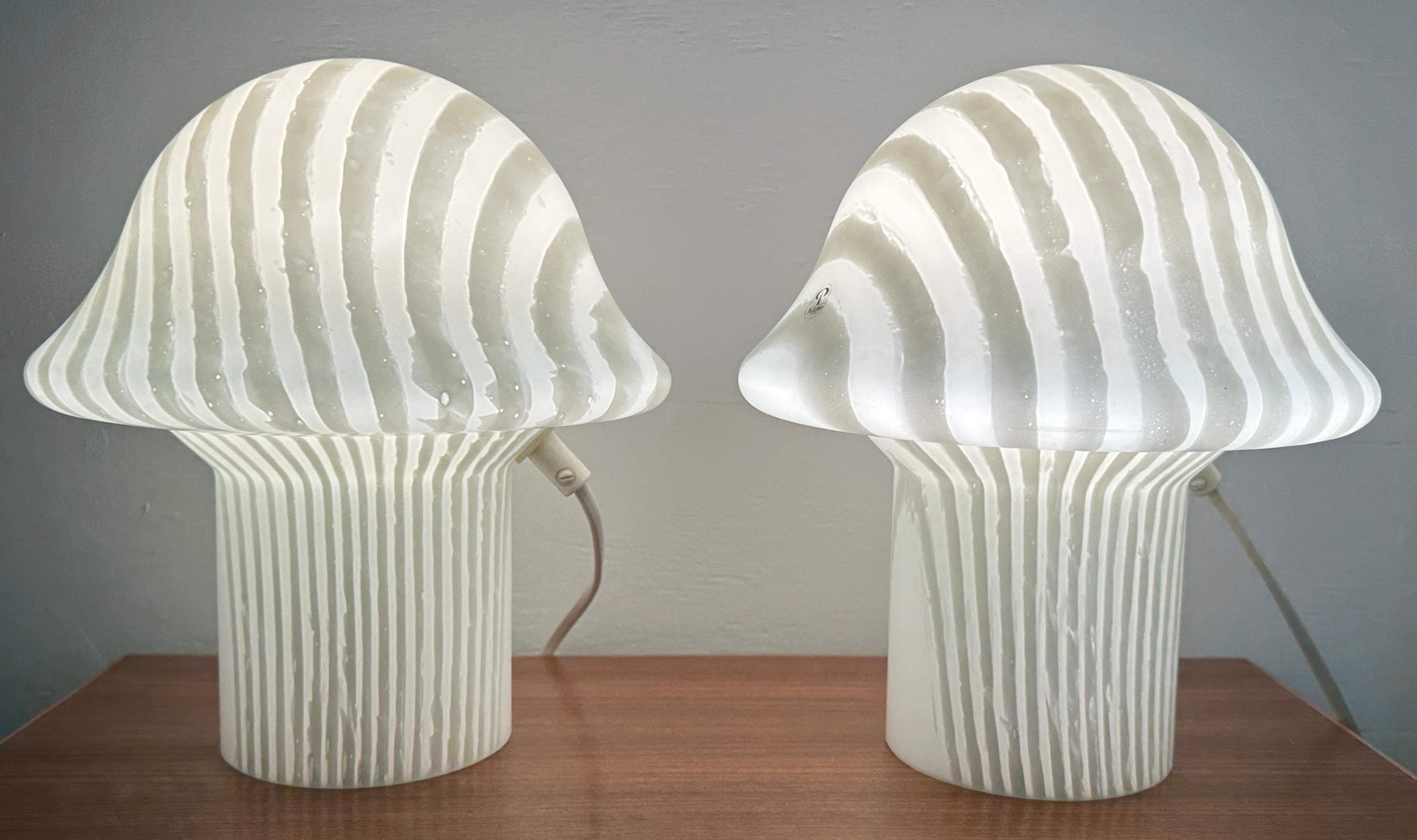 Verre Paire de lampes de table champignon en verre opaque rayé Peill & Putzler des années 70 de la collection Space AGE en vente