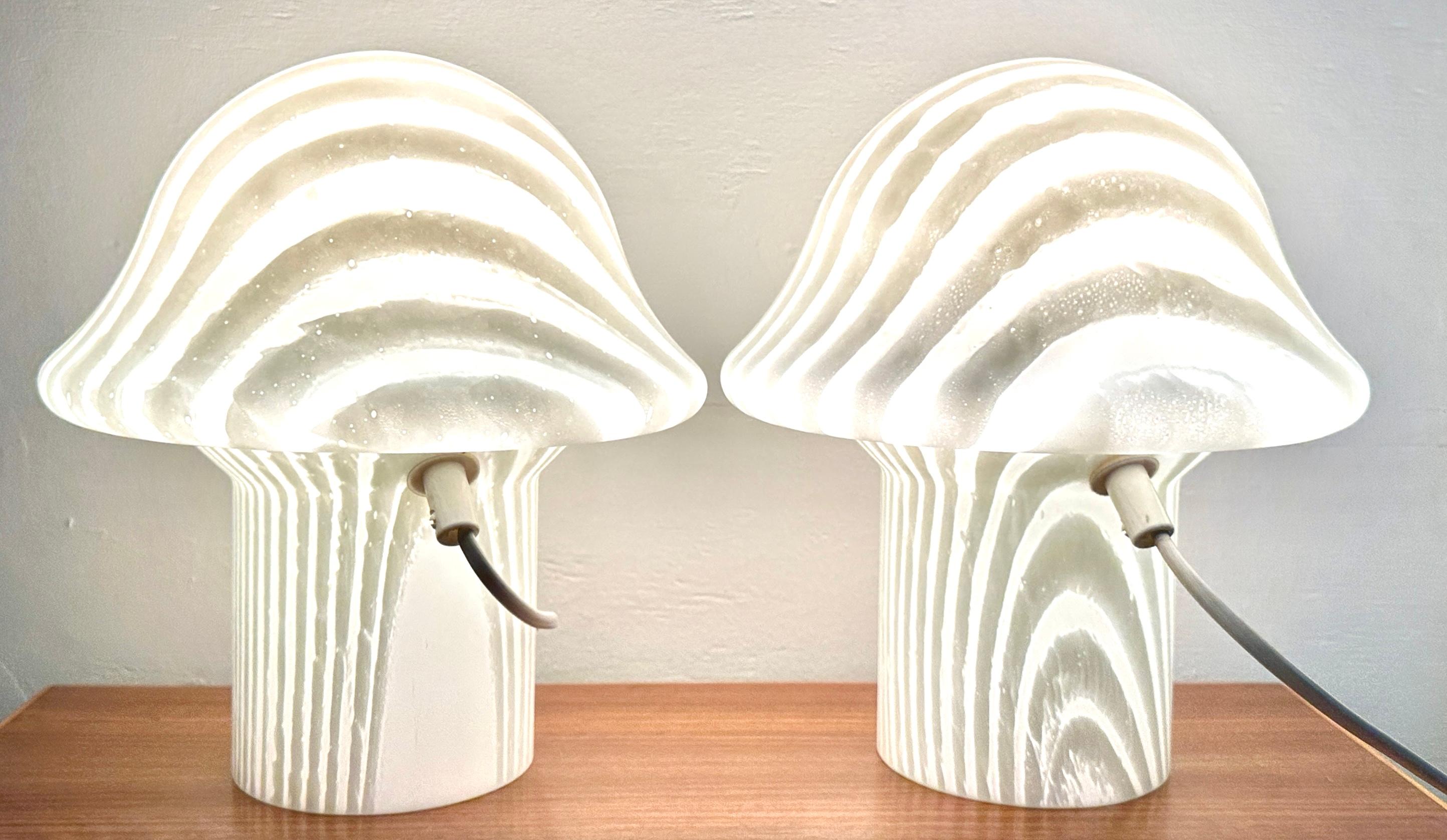 Paire de lampes de table champignon en verre opaque rayé Peill & Putzler des années 70 de la collection Space AGE en vente 1