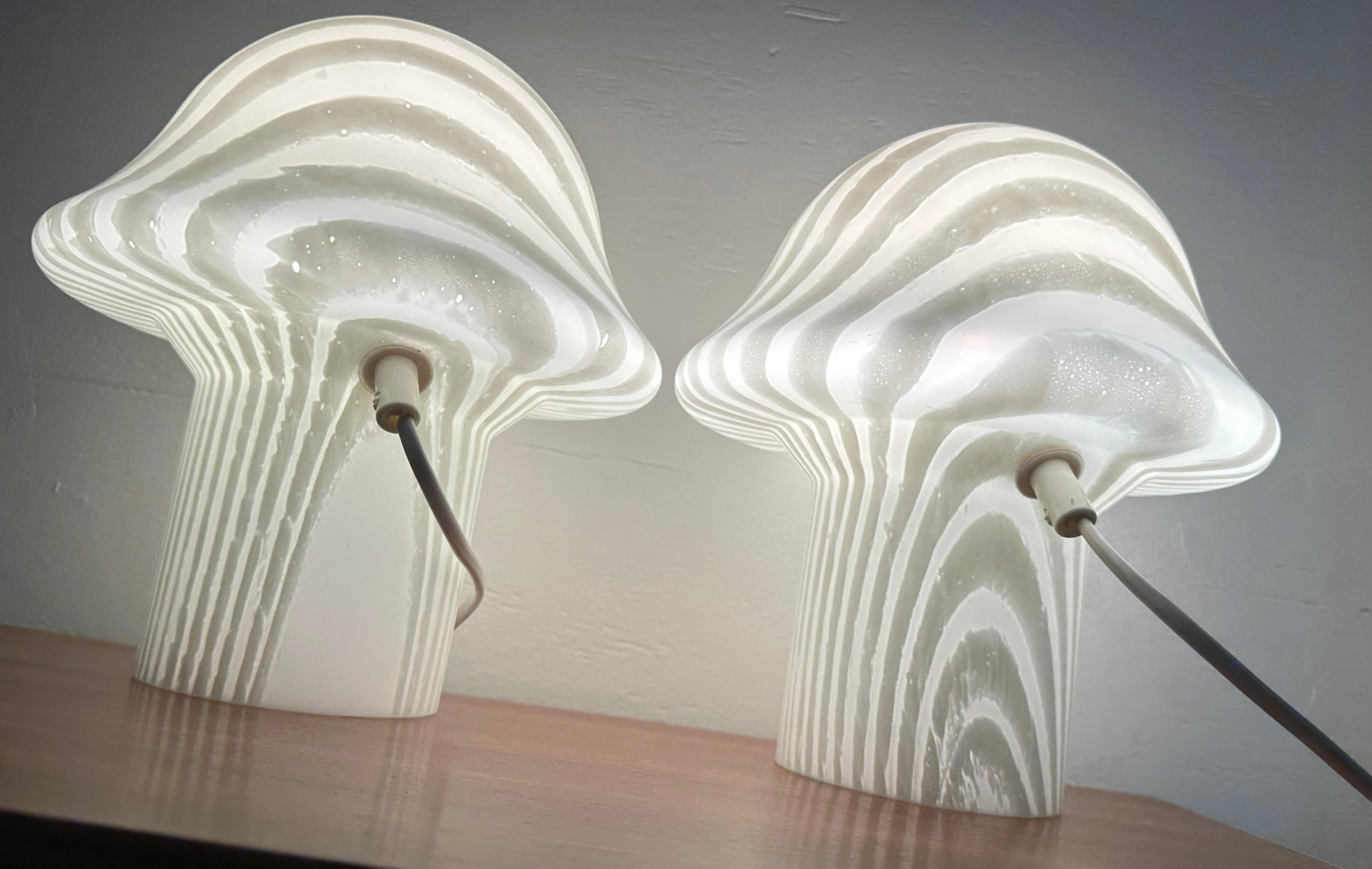 Paire de lampes de table champignon en verre opaque rayé Peill & Putzler des années 70 de la collection Space AGE en vente 2