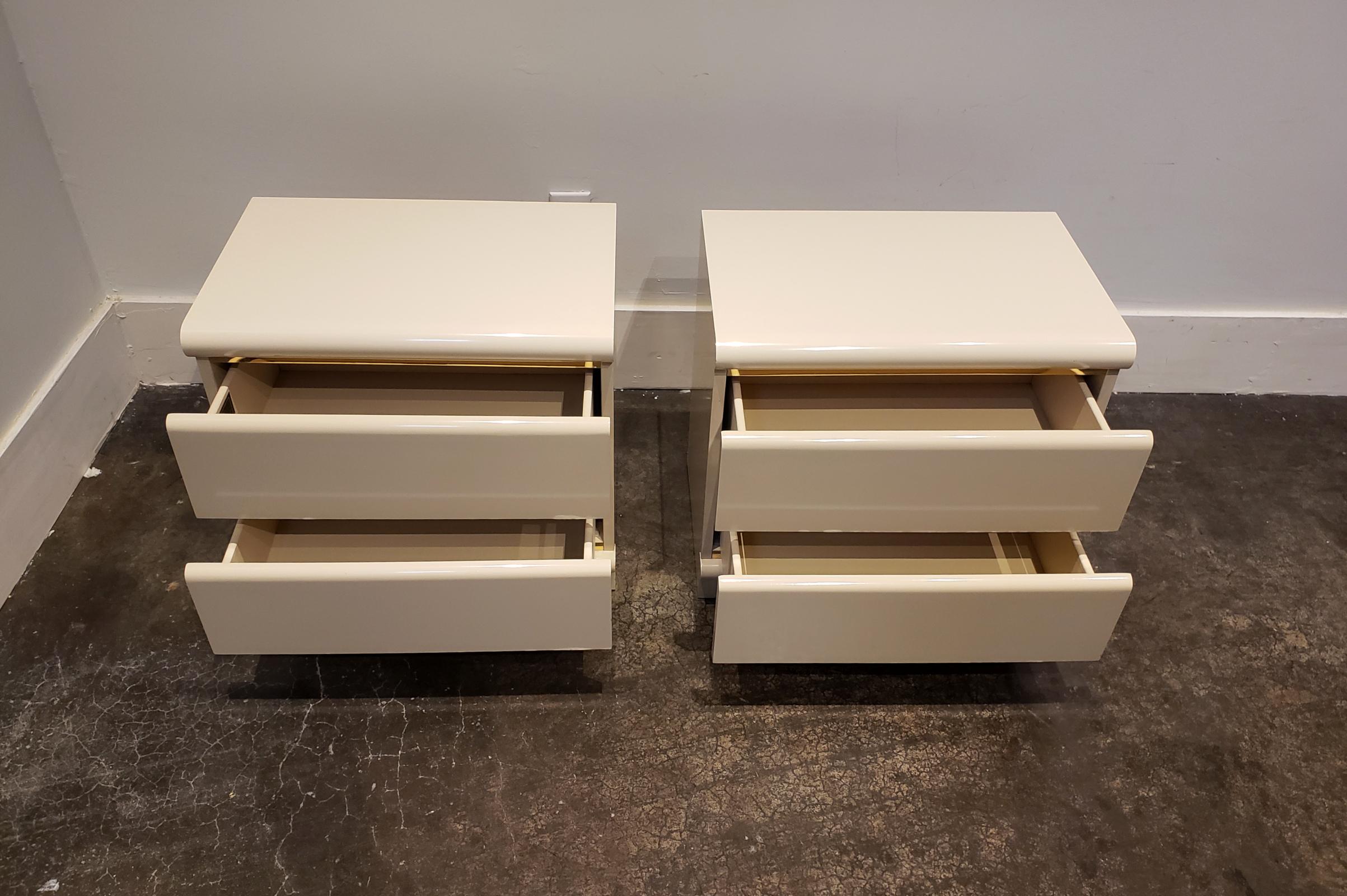 American Pair of 1970s Space Age White Lacquered Nightstands by Broyhill