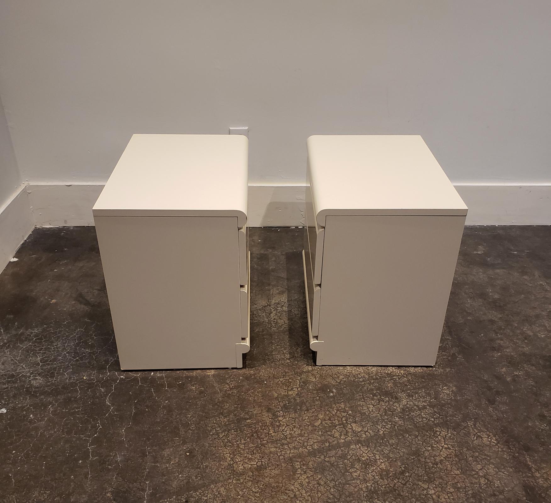 Pair of 1970s Space Age White Lacquered Nightstands by Broyhill In Good Condition In Dallas, TX