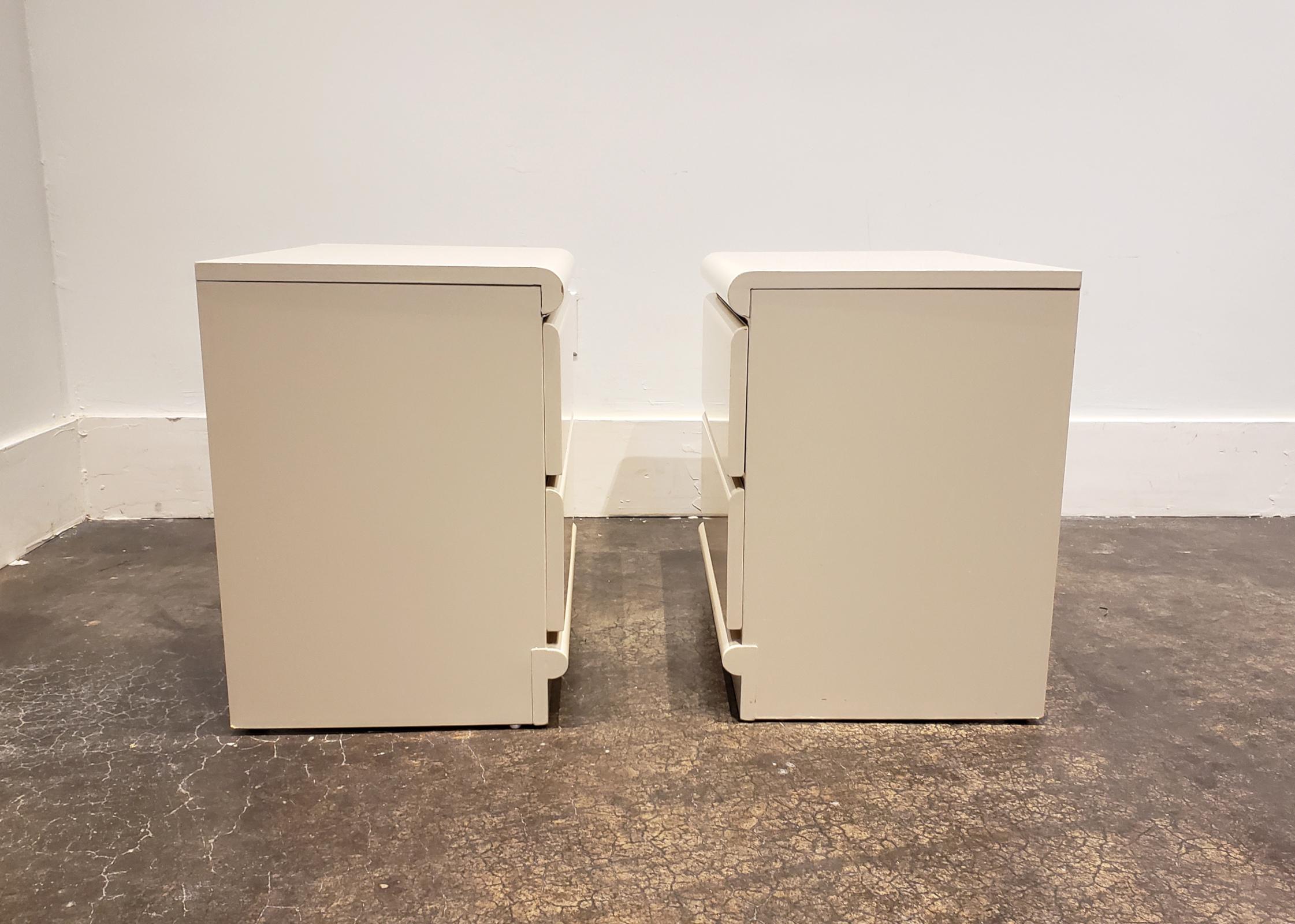 20th Century Pair of 1970s Space Age White Lacquered Nightstands by Broyhill