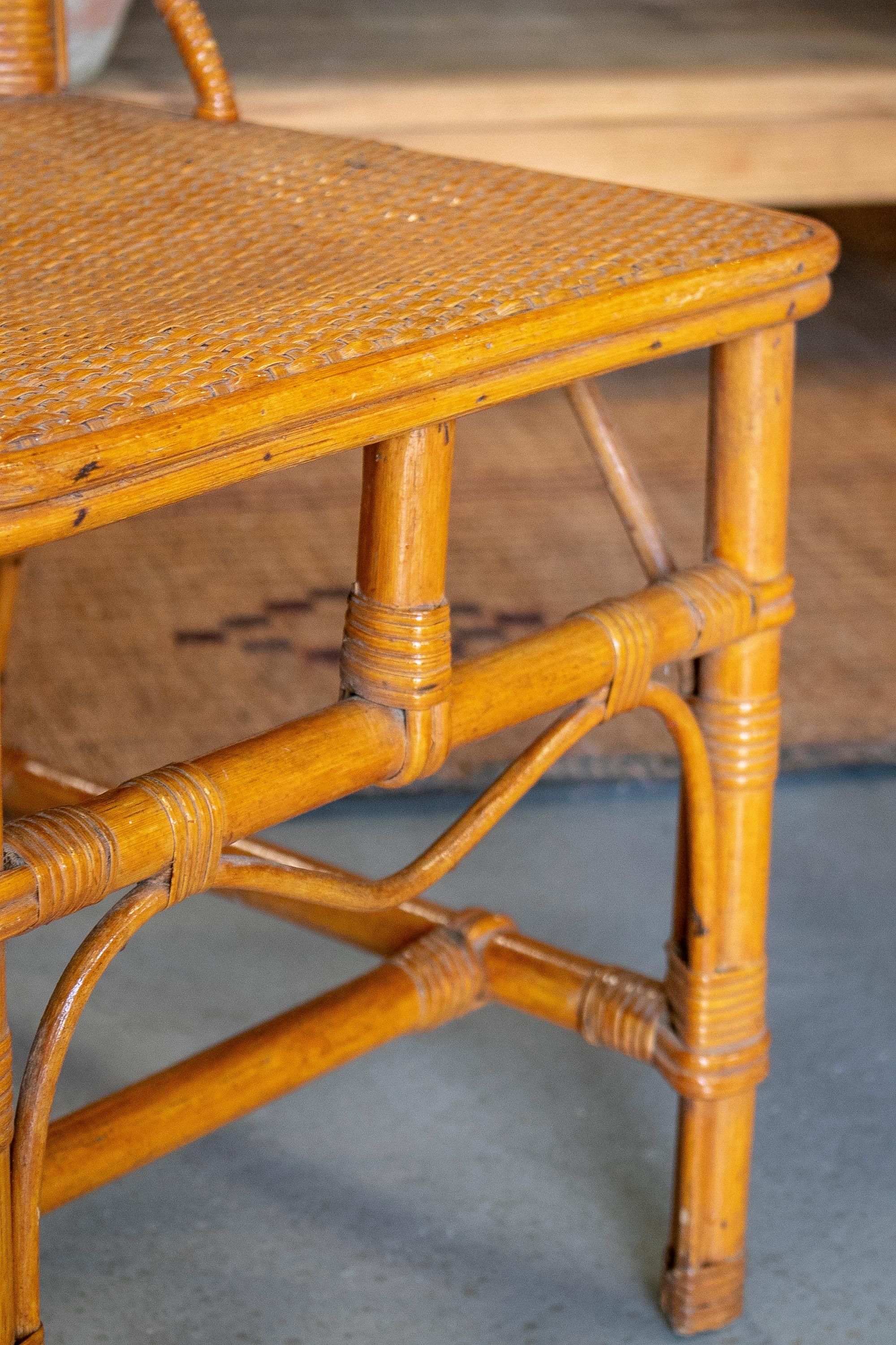 Paire de chaises espagnoles des années 1970 en bambou et osier tissé à la main en vente 4