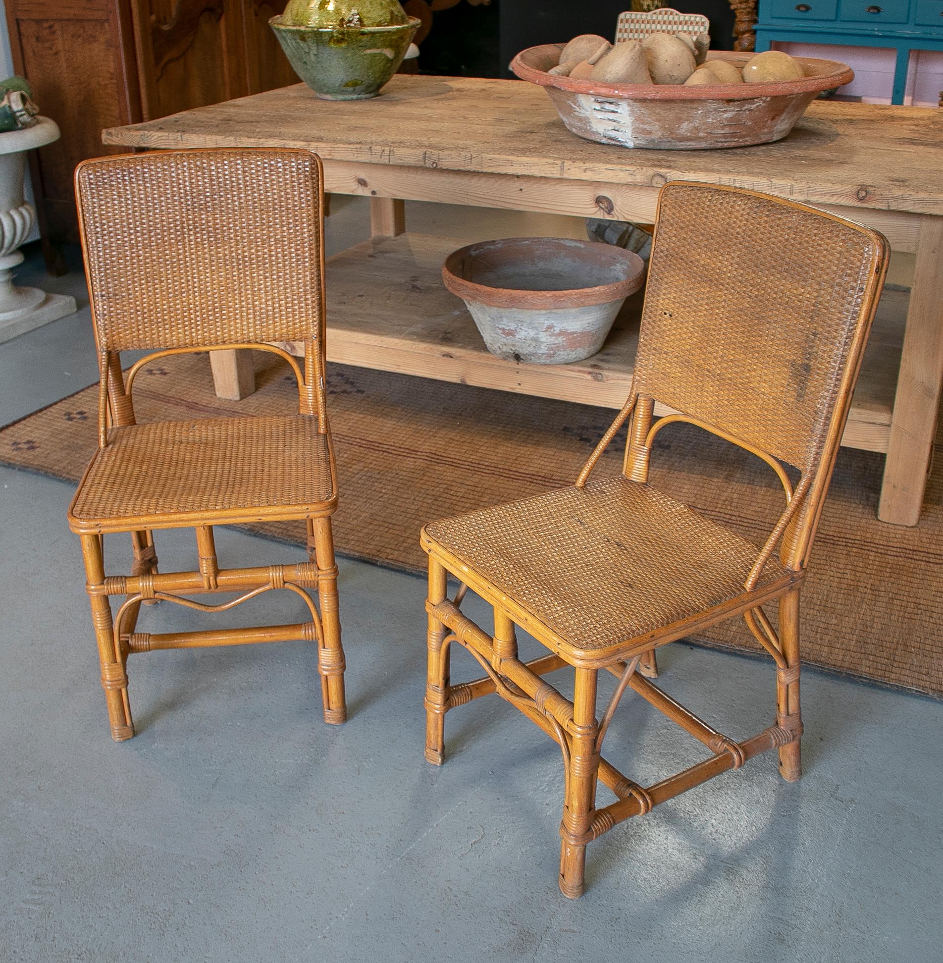 Espagnol Paire de chaises espagnoles des années 1970 en bambou et osier tissé à la main en vente