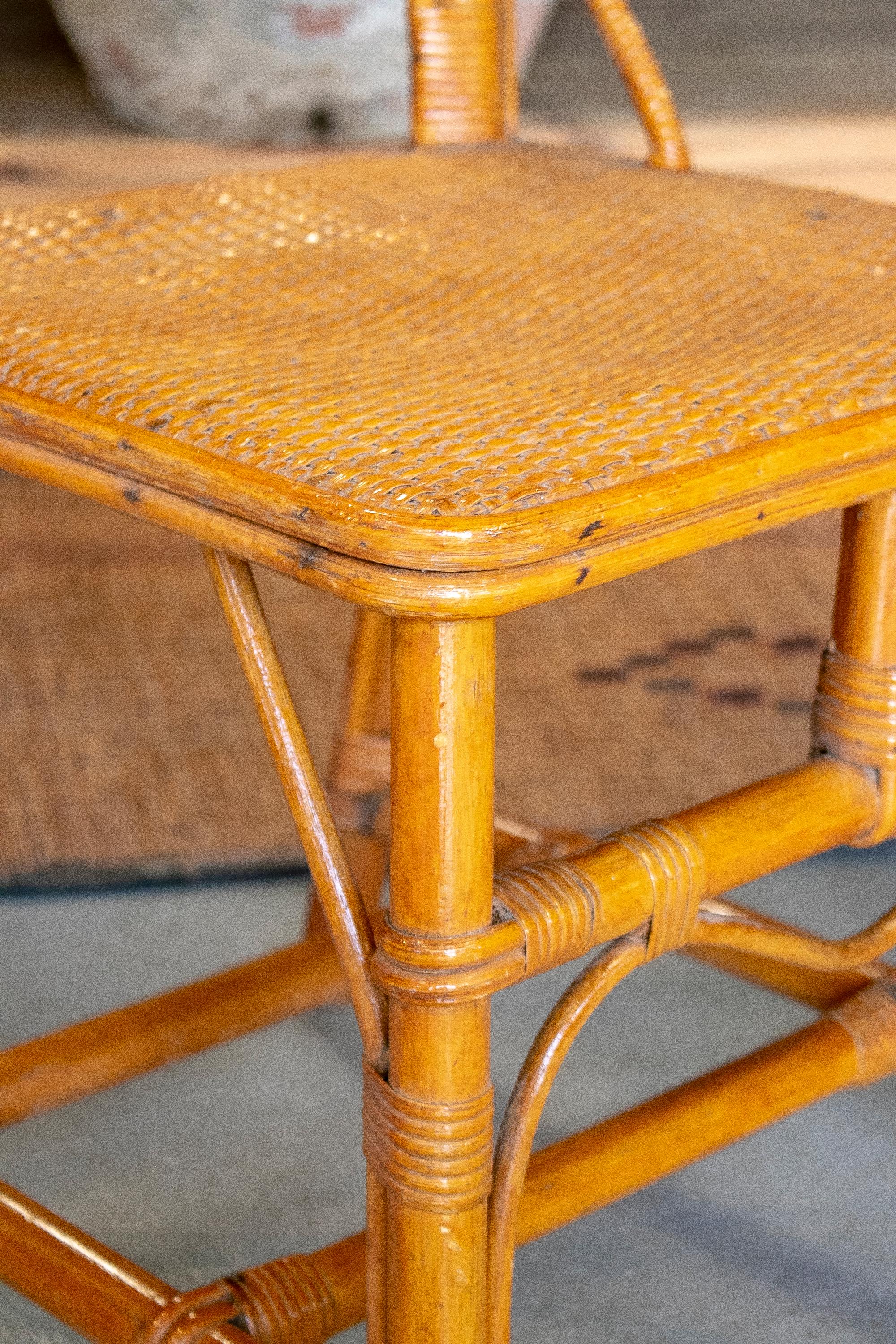 Paire de chaises espagnoles des années 1970 en bambou et osier tissé à la main en vente 3