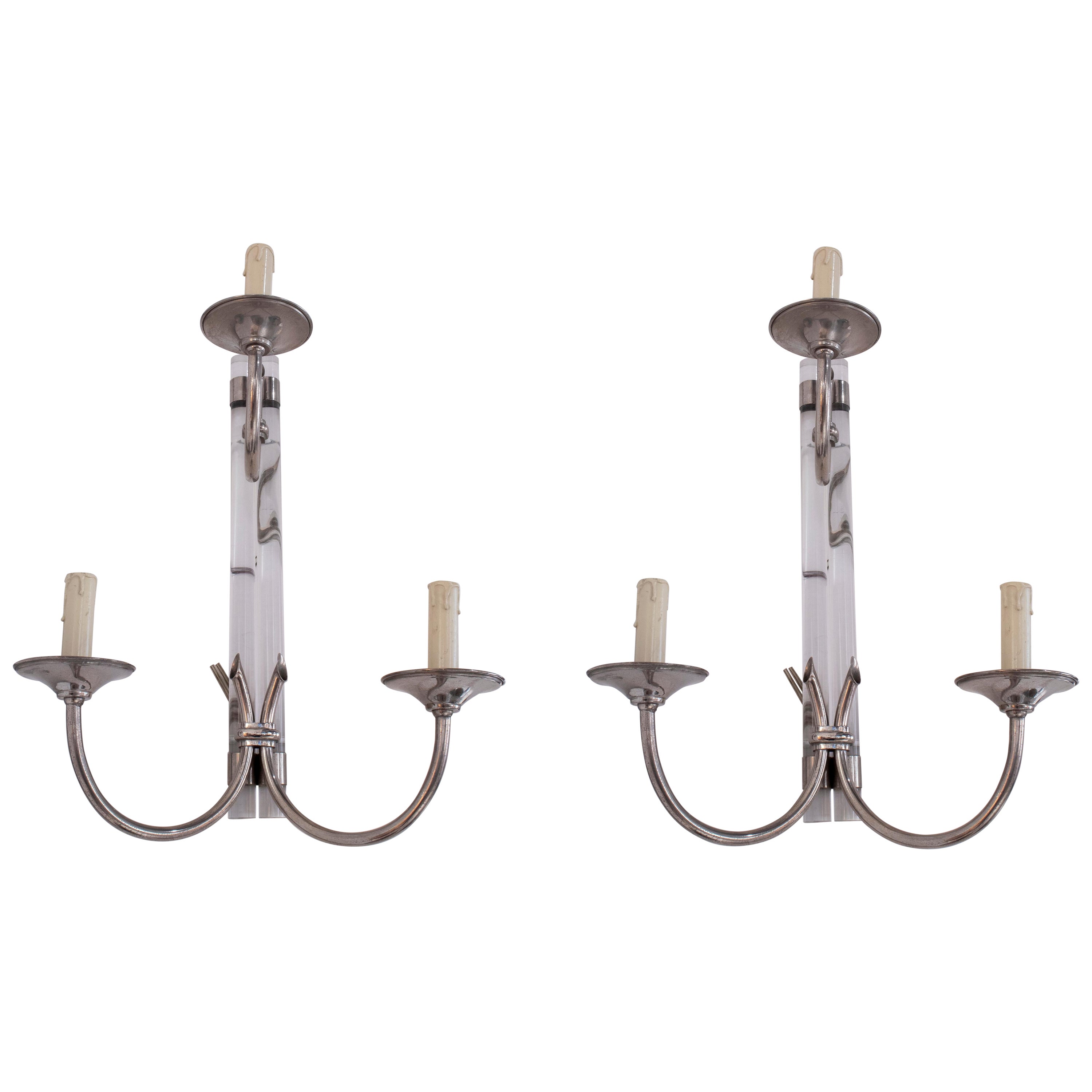 Pareja de lámparas españolas de pared de 3 brazos de acero cromado y plexiglás de los años 70 en venta