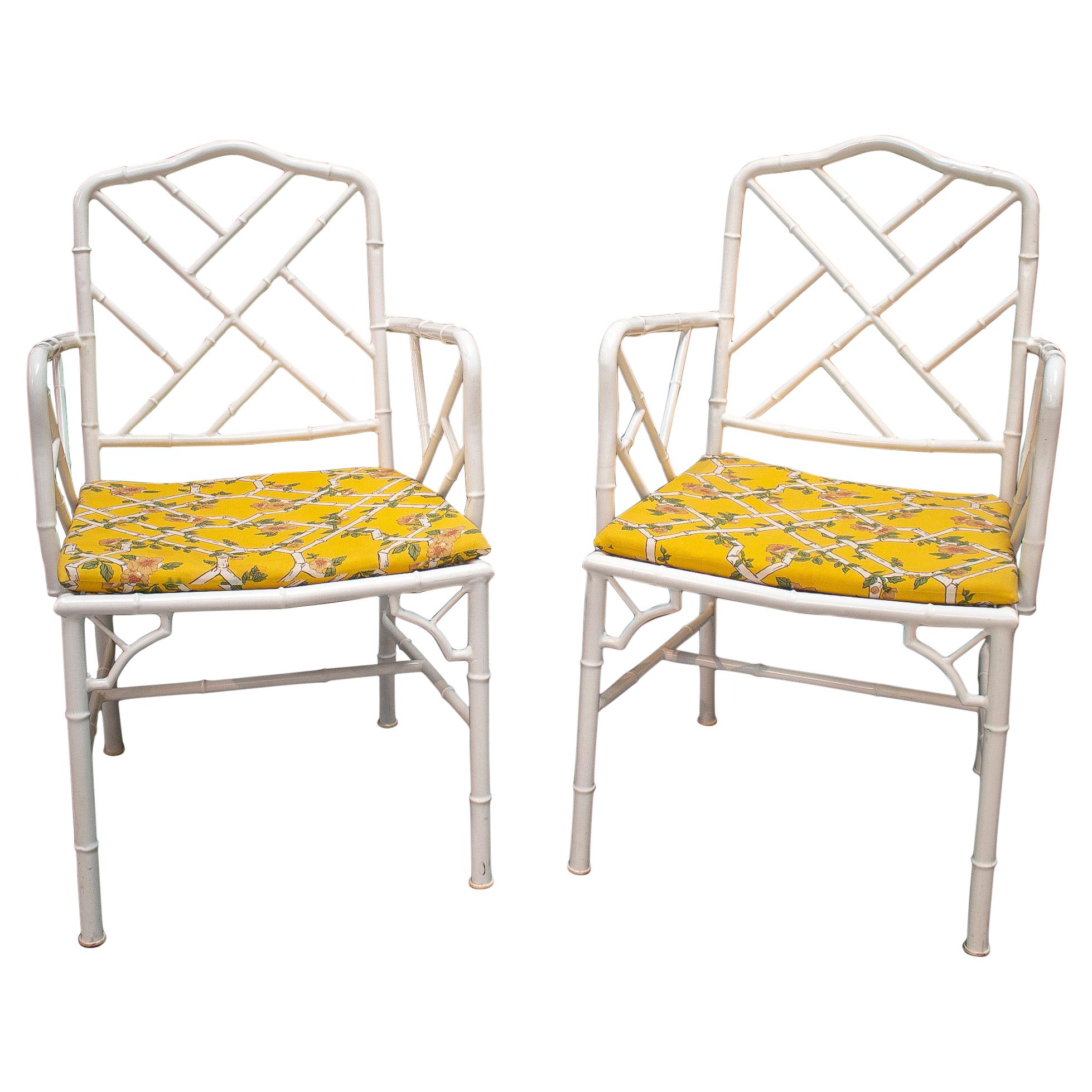 Paire de fauteuils de jardin espagnols des années 1970 en faux bambou et fer blanc