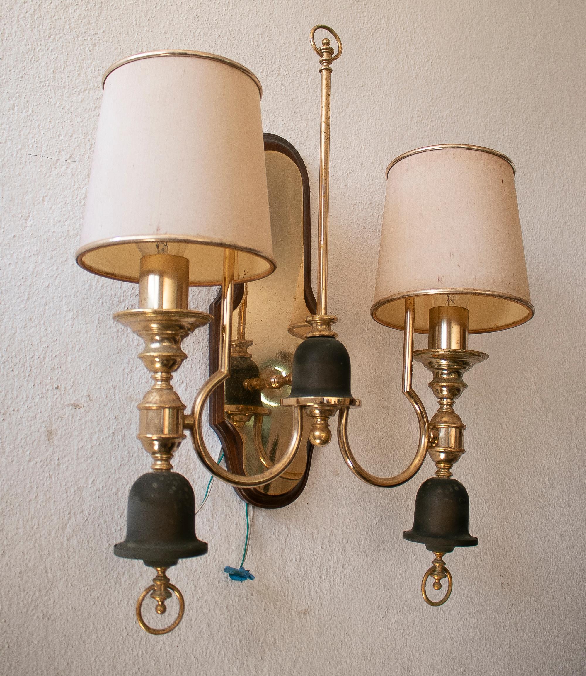Paar spanische 2-armige Wandleuchter aus vergoldeter Bronze aus den 1970er Jahren mit Lampenschirmen.