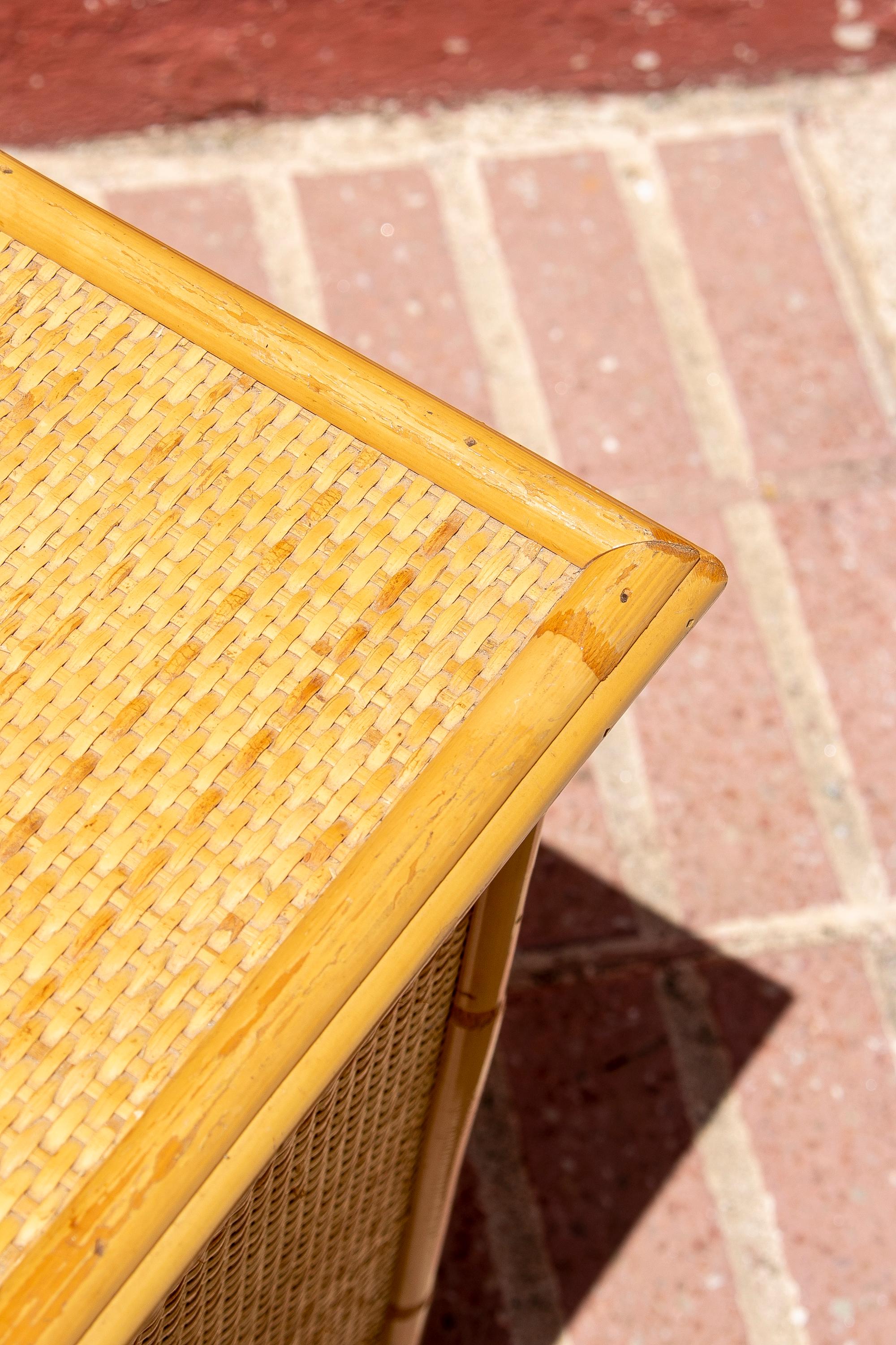 Paire de tables de chevet espagnoles des années 1970 en dentelle, osier et bambou à 1 tiroir et 1 porte en vente 4