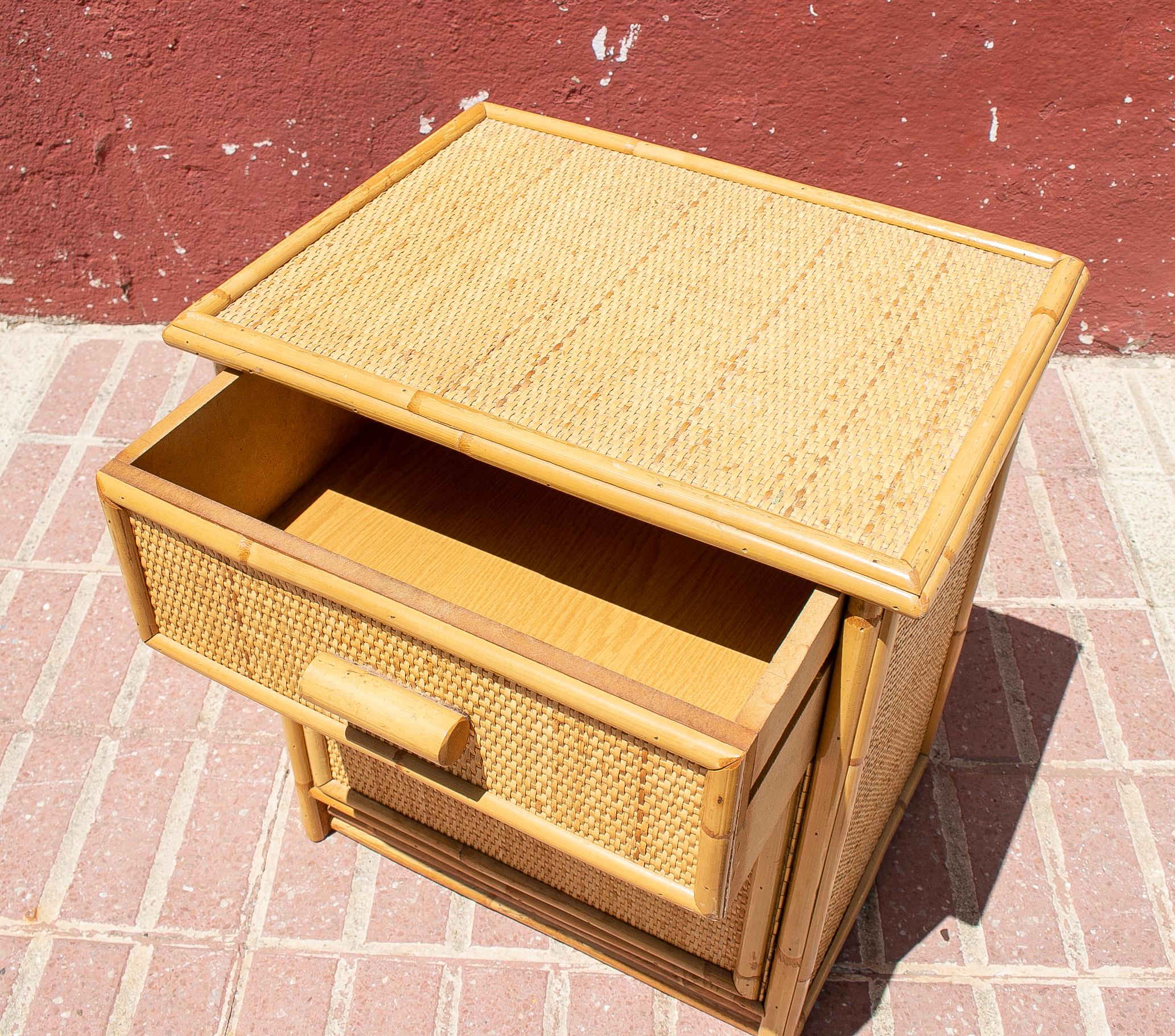 Pair of 1970s Spanish Lace Wicker and Bamboo 1-Drawer & 1-Door Bedside Tables In Good Condition For Sale In Marbella, ES