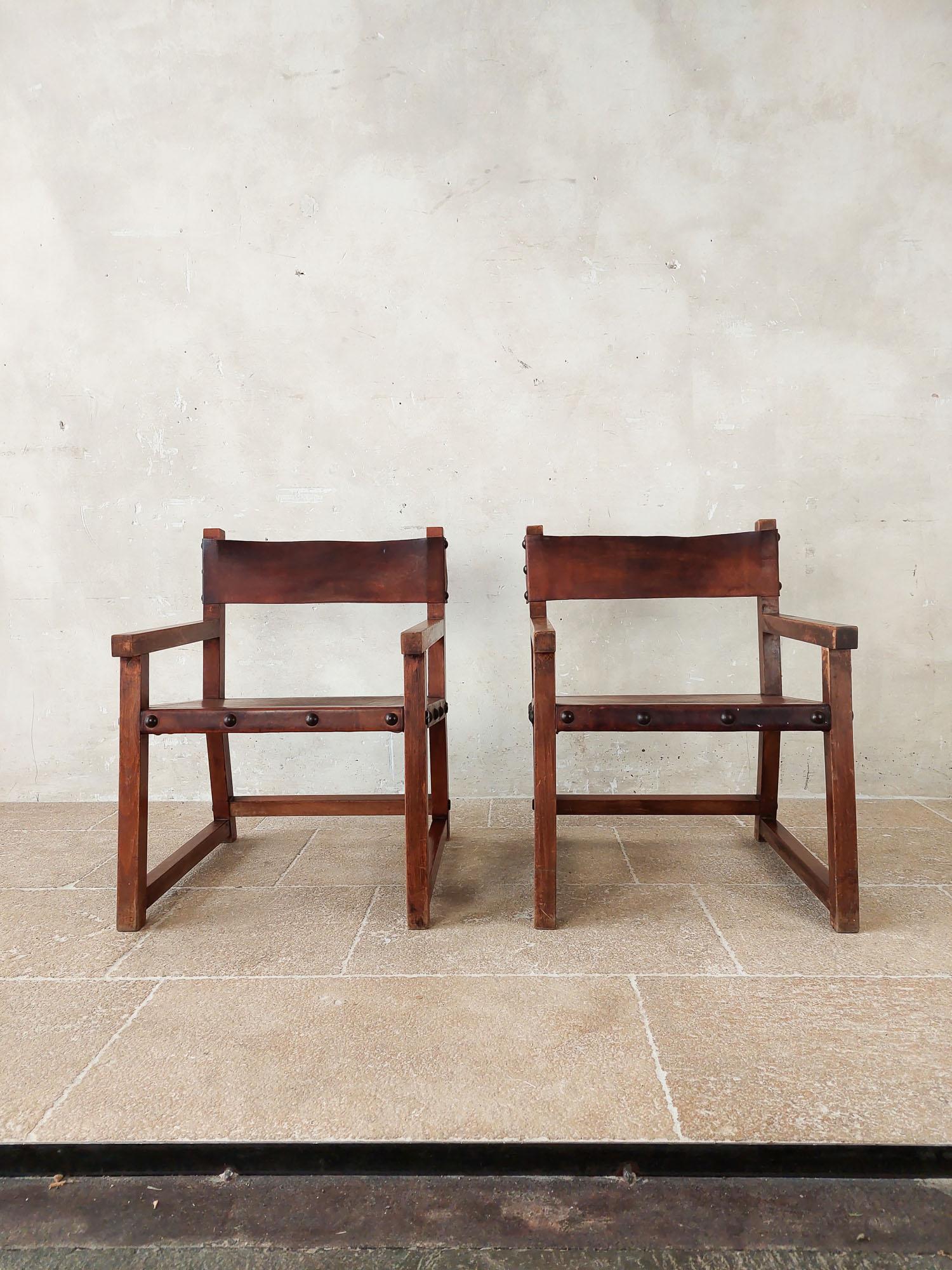 Paar spanische Sessel aus Leder und Holz im BIOSCA-Stil aus den 1970er Jahren im Angebot 5